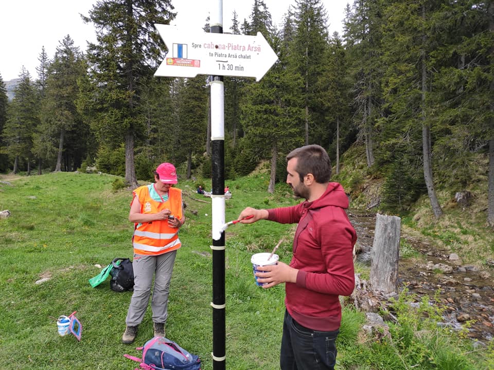 Lupta cu morile de vânt. Salvamontiștii refac singuri, în locul primăriilor, marcajele montane, pe care turiștii le vandalizează apoi. Stâlpii sunt furați de localnici și vânduți la fier vechi