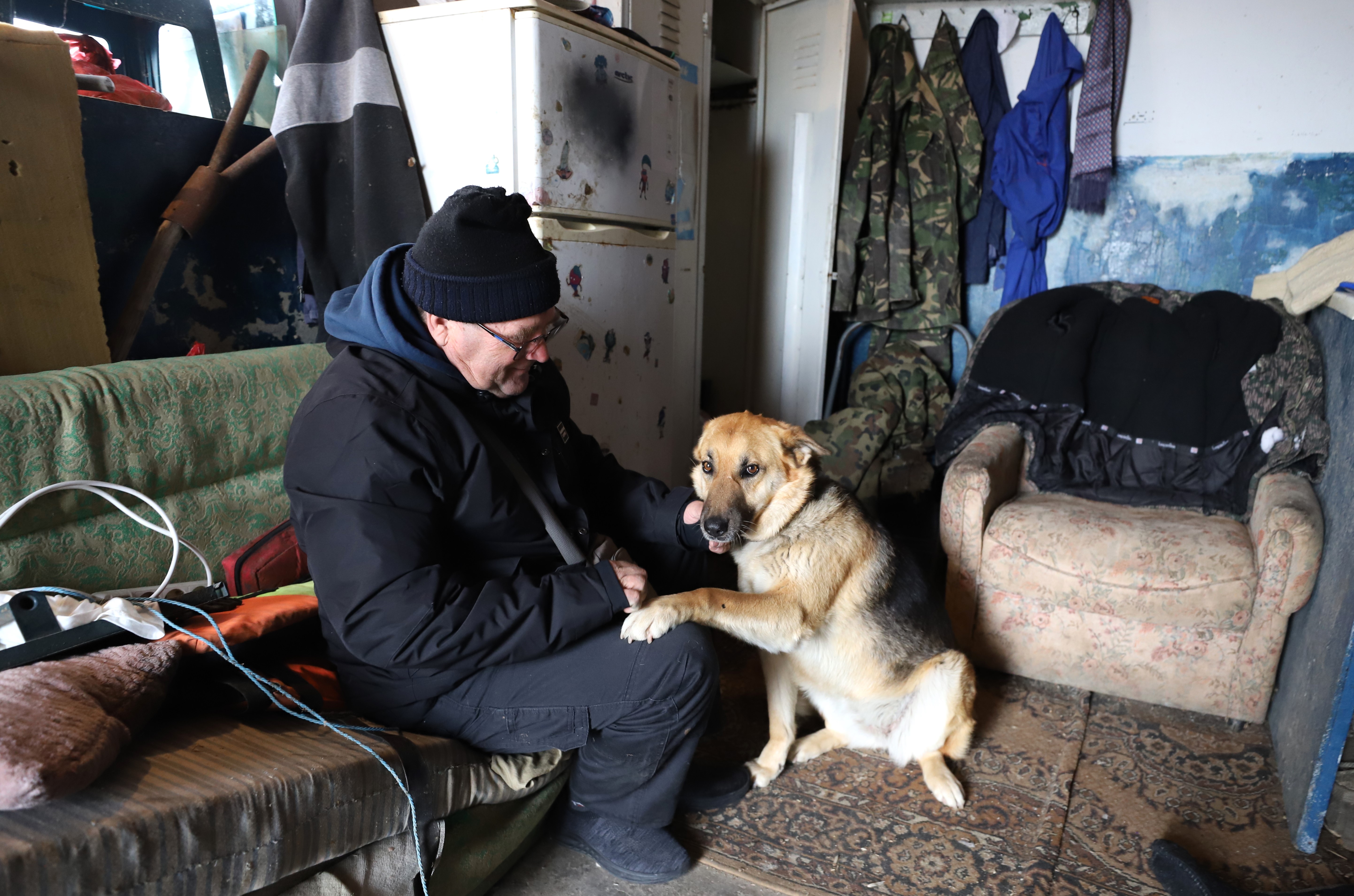 Pescarul și câinele său. Povestea unui lipovean care a trăit mai mult pe apă decât pe pământ și care știe cum se gătește ciorba de pește pe barcă