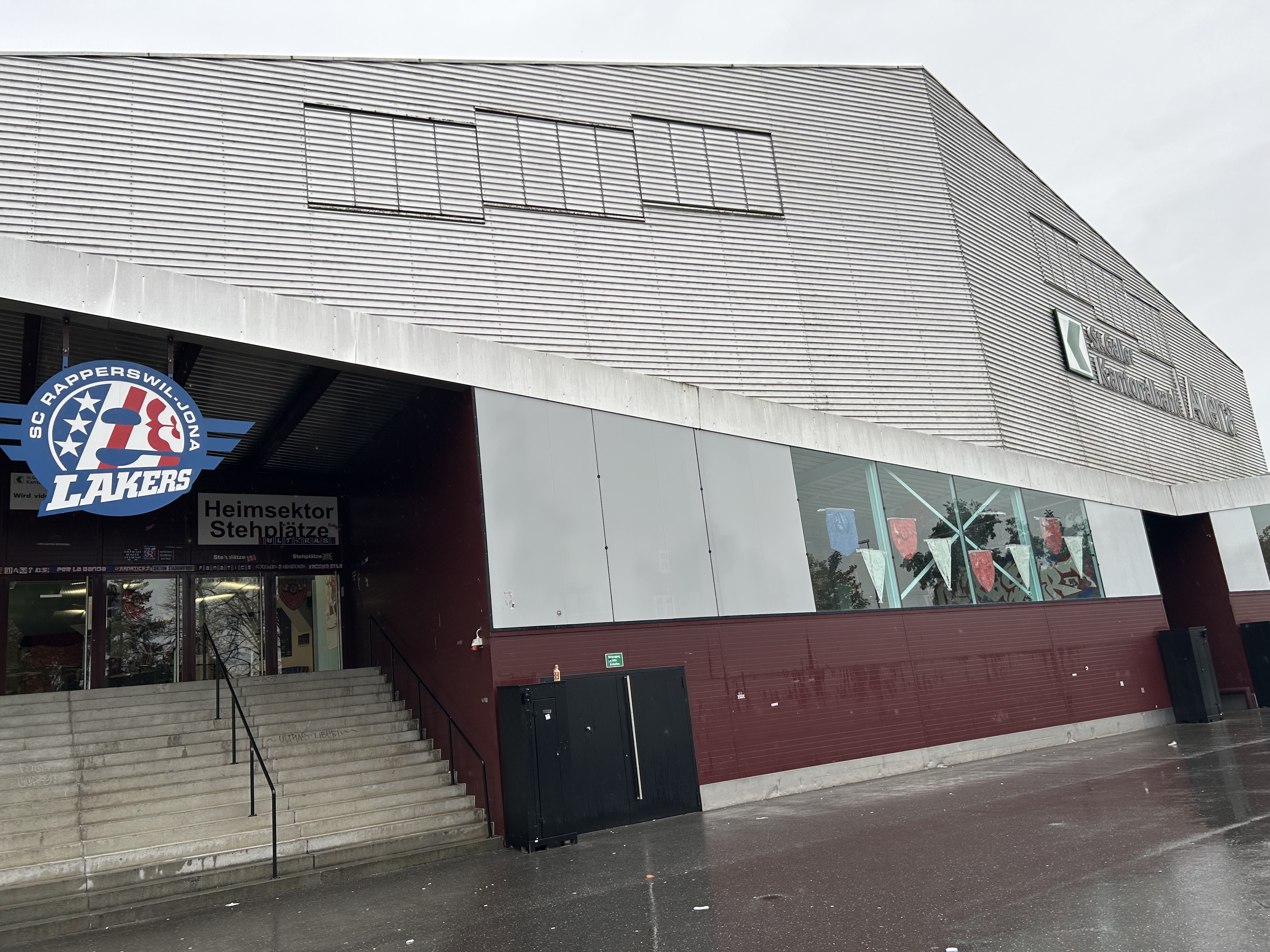 Cum am petrecut de ziua hocheiului elvețian pe gheața patinoarului din Rapperswil alături de 300 de copii: „Hop, Rappi!”