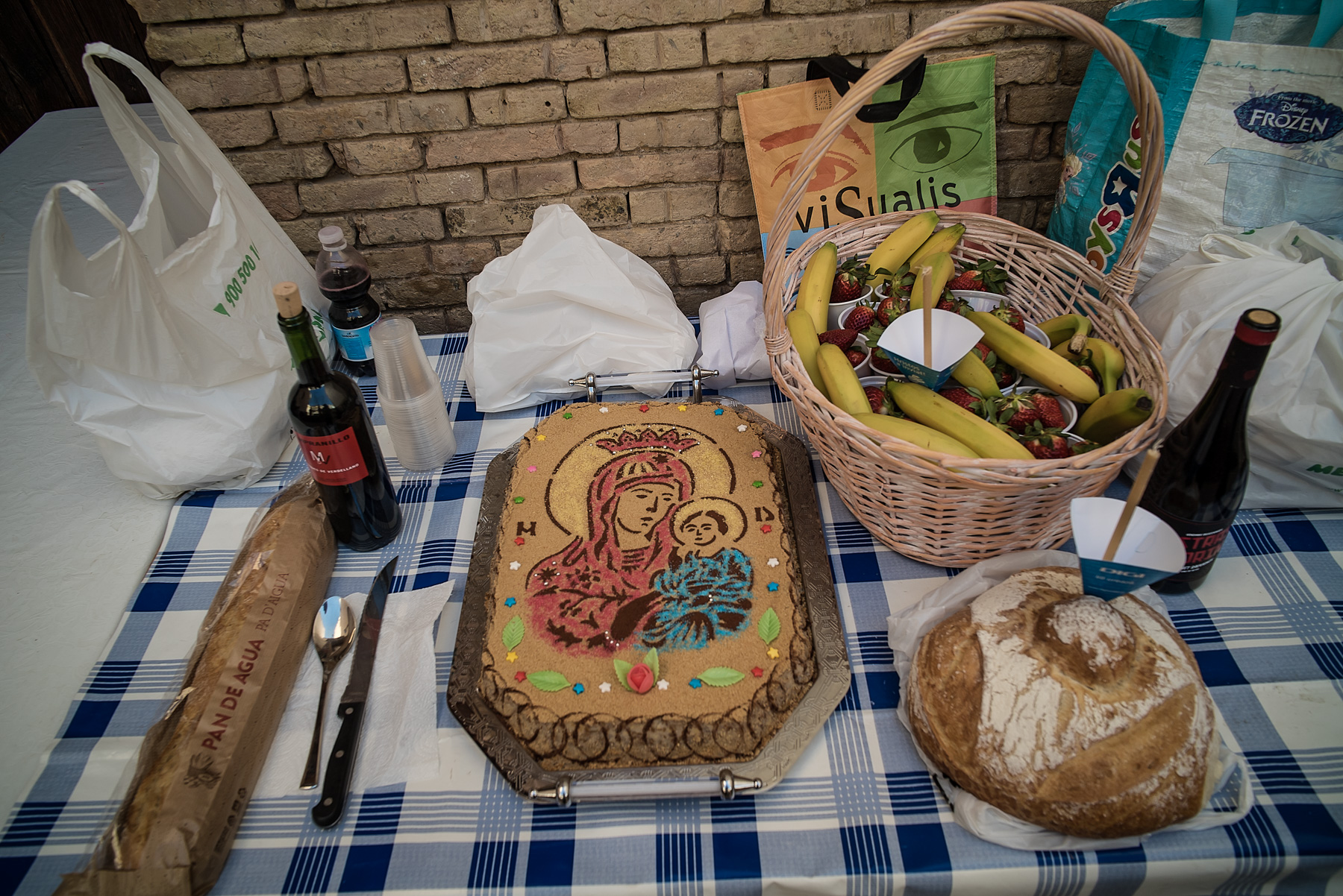 La o Biserică Ortodoxă din Spania, “Tatăl Nostru” se rostește și în română, și în spaniolă. Părintele Ioniță a înființat echipă de fotbal, îi laudă pe compatrioții lui care muncesc, e supărat pe cei care „au stricat tot”, dar i-a vizitat la pușcărie