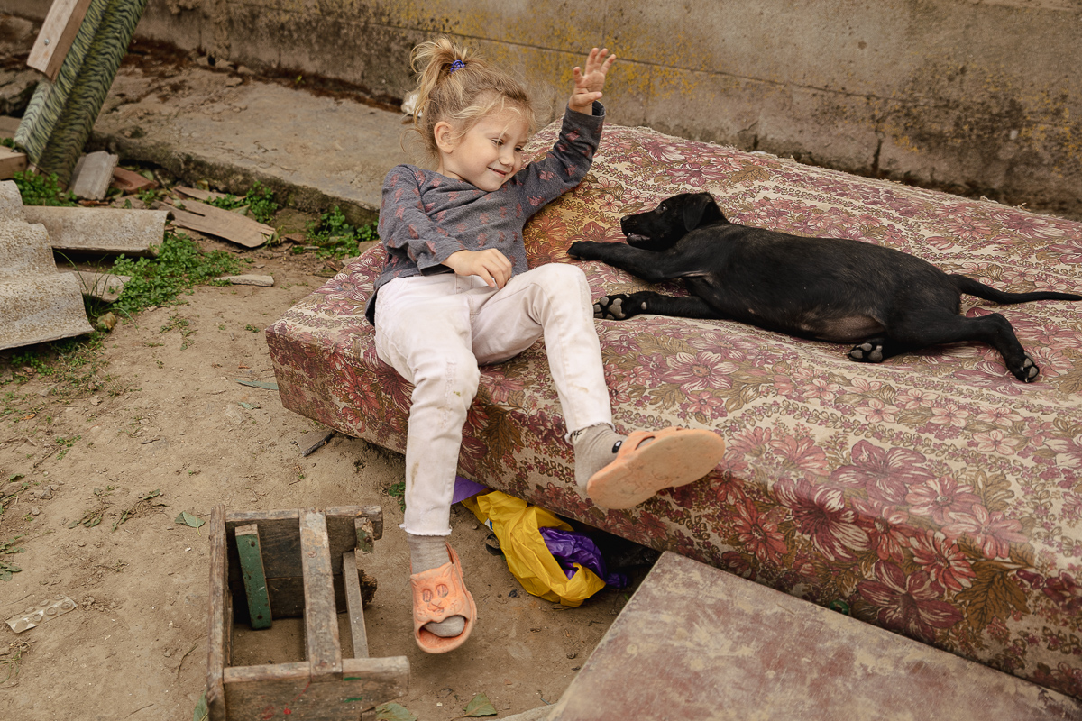 REPORTAJ. Noul proiect caritabil al părintelui Balaban: casă renovată pentru o familie cu patru copii, dintre care unul bolnav