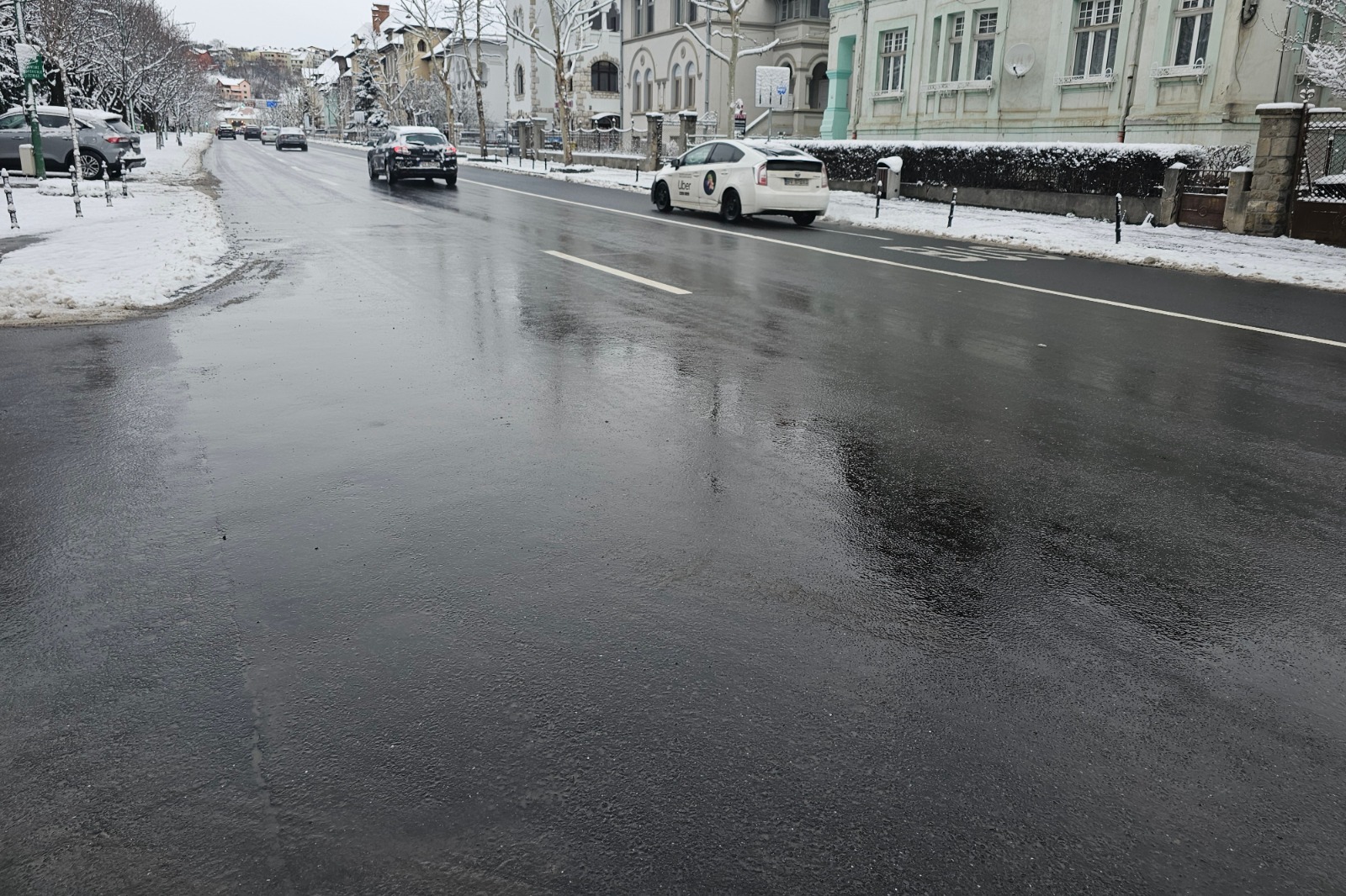 Iarna s-a întors la Brașov. Cum arată străzile după intervenția a zeci de utilaje de deszăpezire