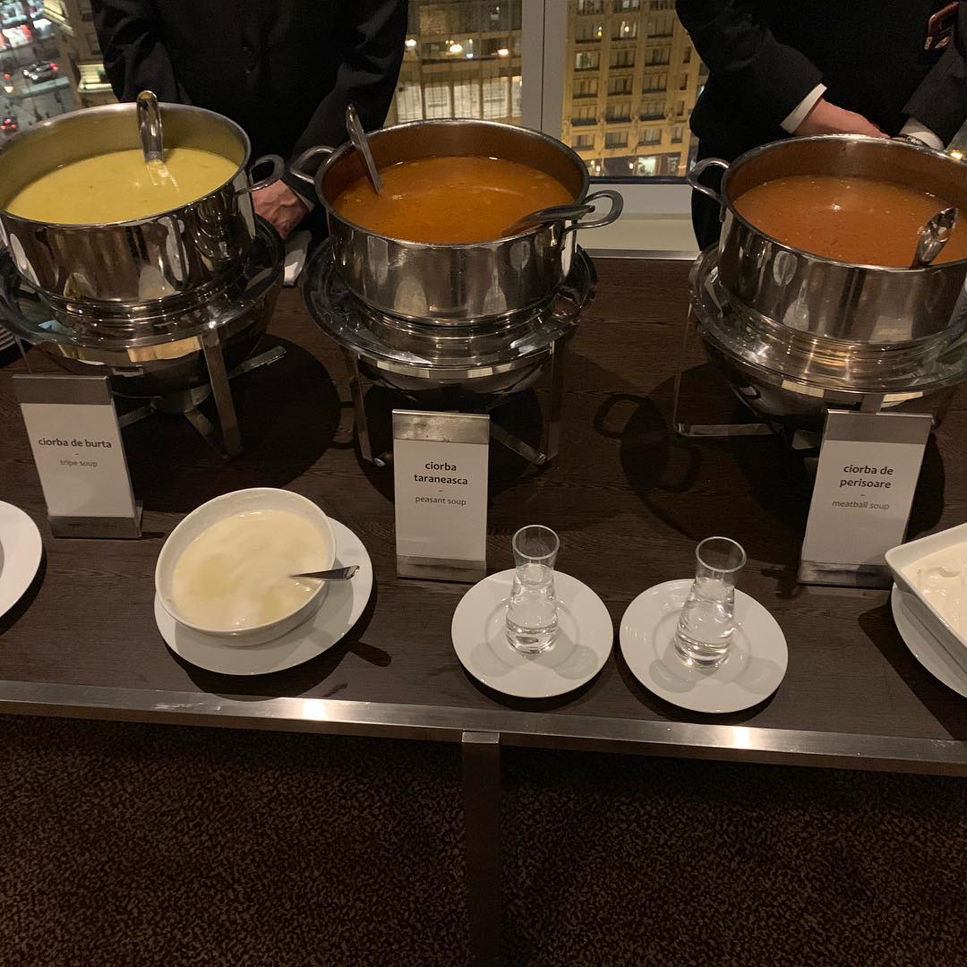 GALERIE FOTO/ Sarmale și mici în bucătăria președintelui american! Managerul hotelului lui Donald Trump, Gabriel Constantin, a gătit românește de Ziua Națională