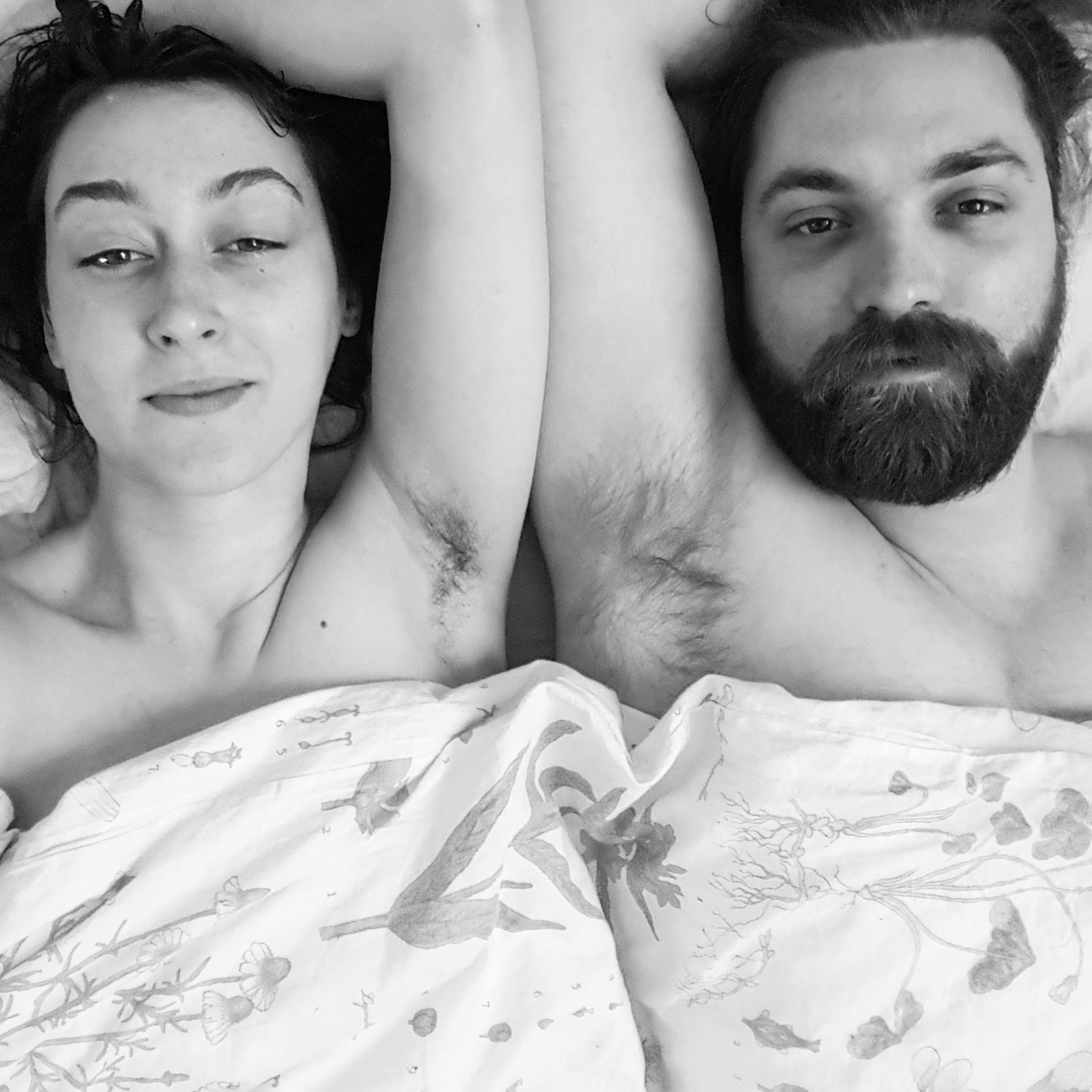 FOTO | Cum arată femeia care a renunțat să se mai epileze. Soțul ei o încurajează