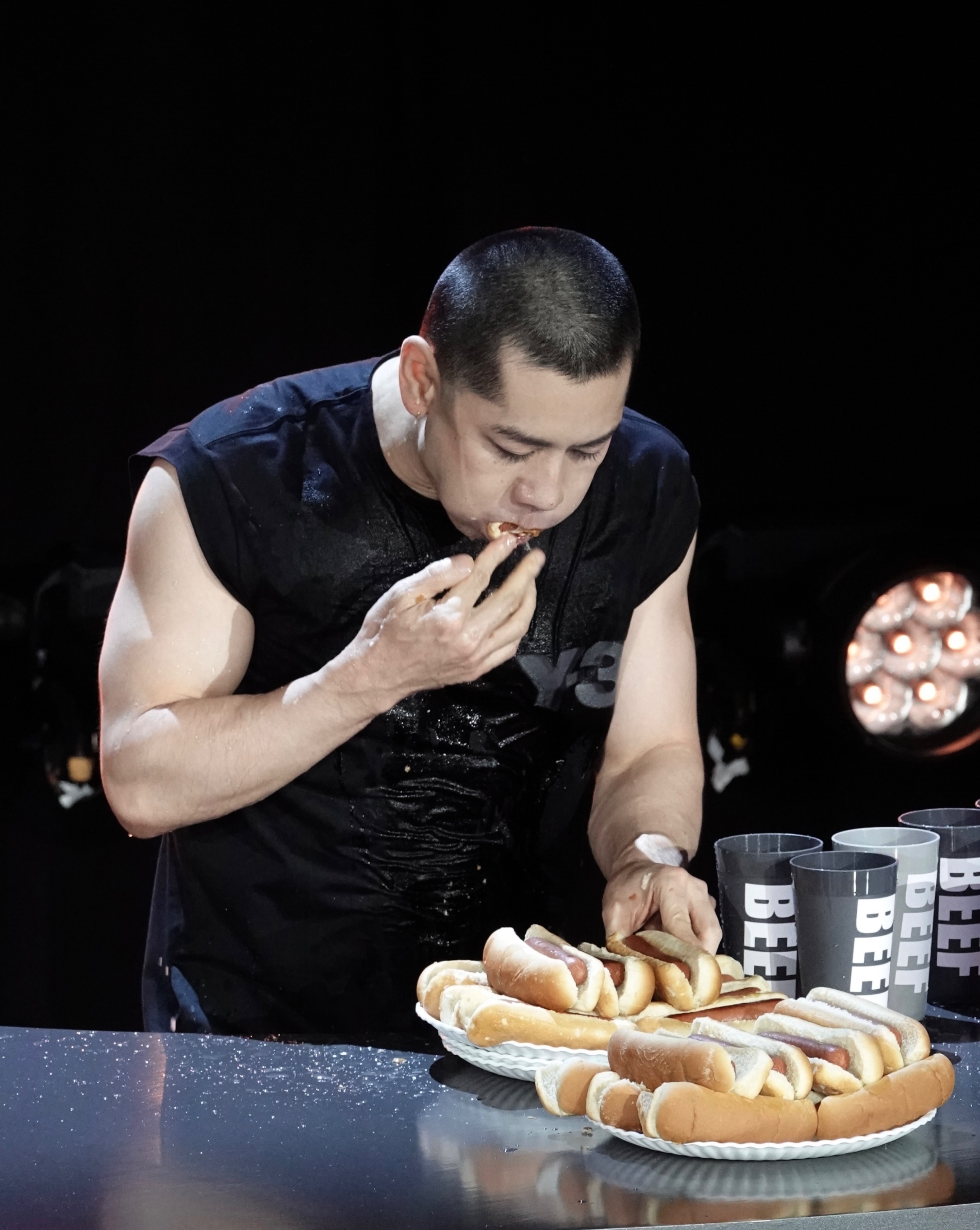 A fost doborât recordul mondial de mâncat hotdogi. „Legenda cârnaților” a înghițit 83 de crenvurști în 10 minute