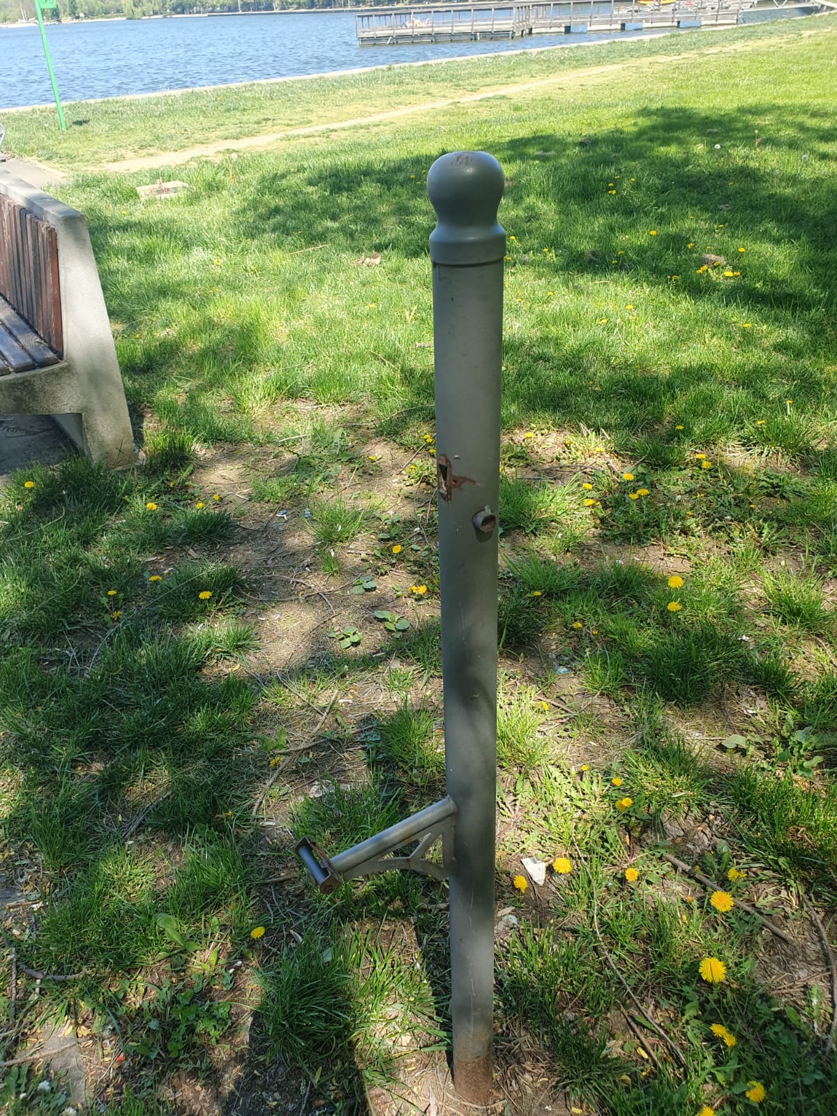 Apocalipsa din Parcul Tei: complexul de distracții abandonat, bănci vandalizate, munți de gunoaie, pontoane devastate. Pericol iminent de tragedii!