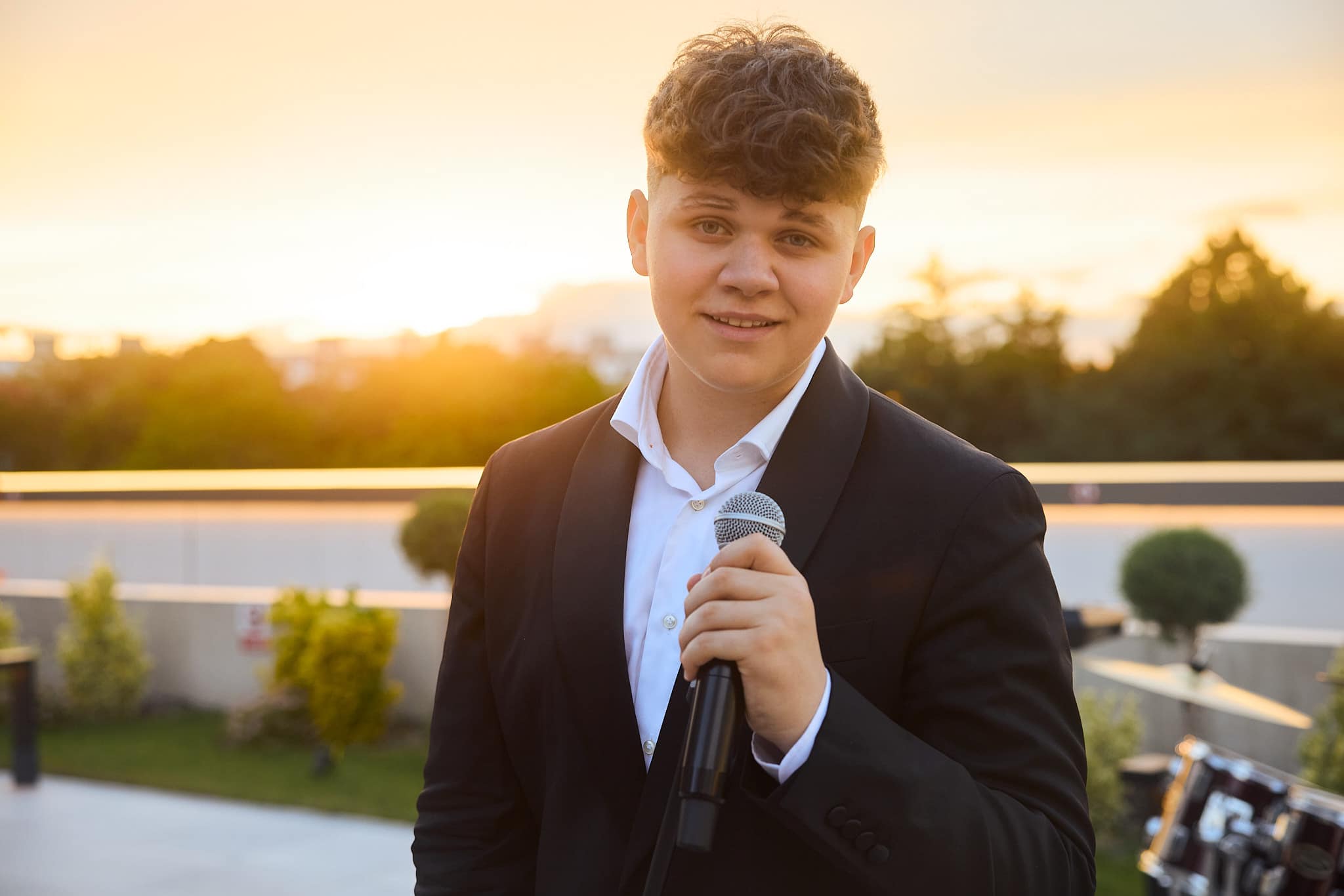 Cine e Oleg Spînu de la Vocea României 2024. Tânărul a cântat la concertele Andrei din România, dar și la cel din Londra