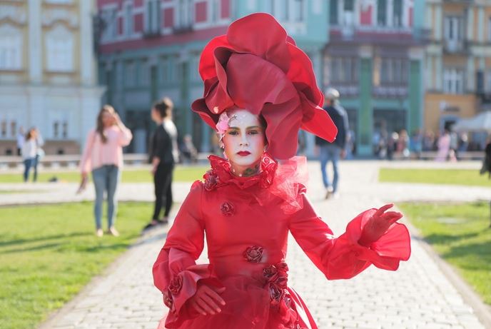 Carnaval la Timișoara. Spectacol cu prințese, mimi, acrobați și personaje de poveste
