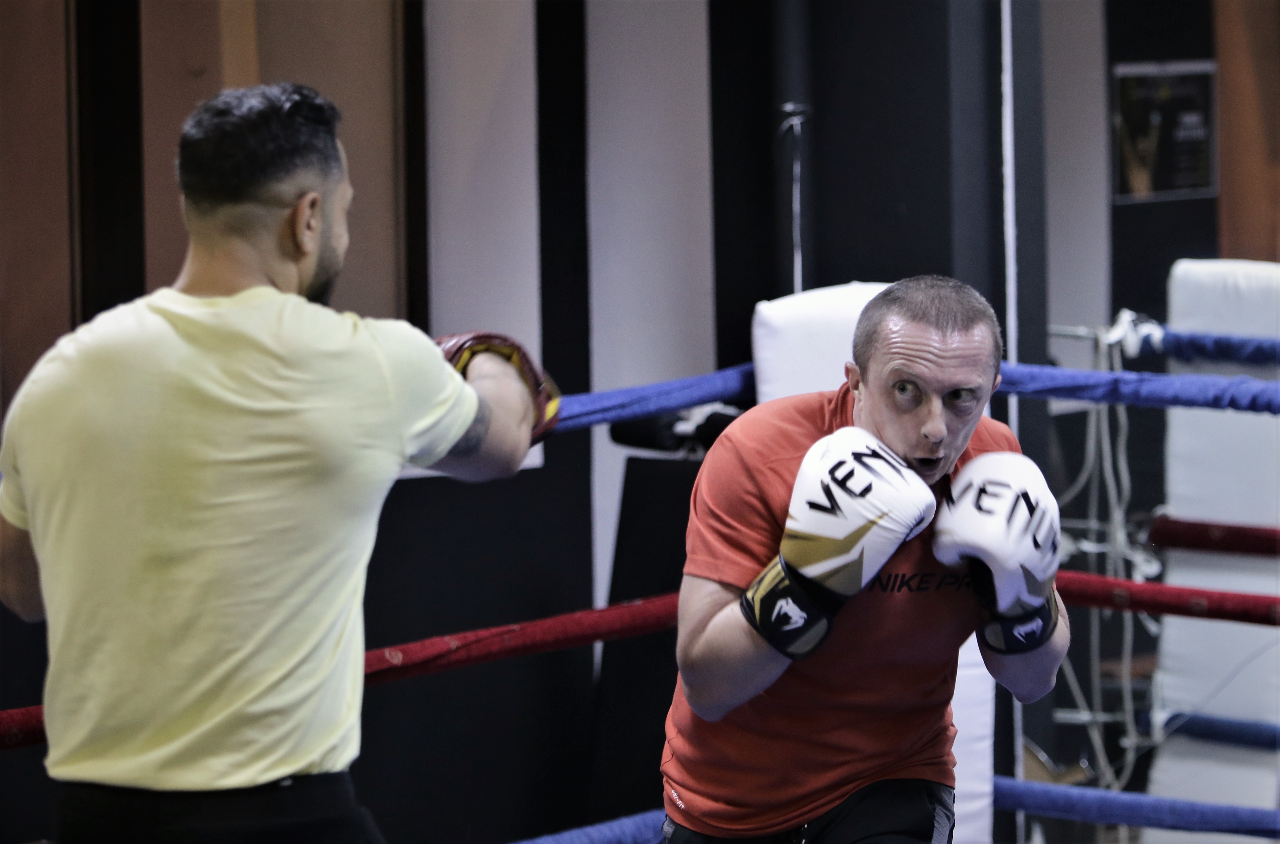 Fight Club de Pipera! Într-o sală din nordul Capitalei, un fost boxer învață mai mulți copii să devină campioni, iar pe corporatiști - să se apere: „Aici ei sunt familia mea”