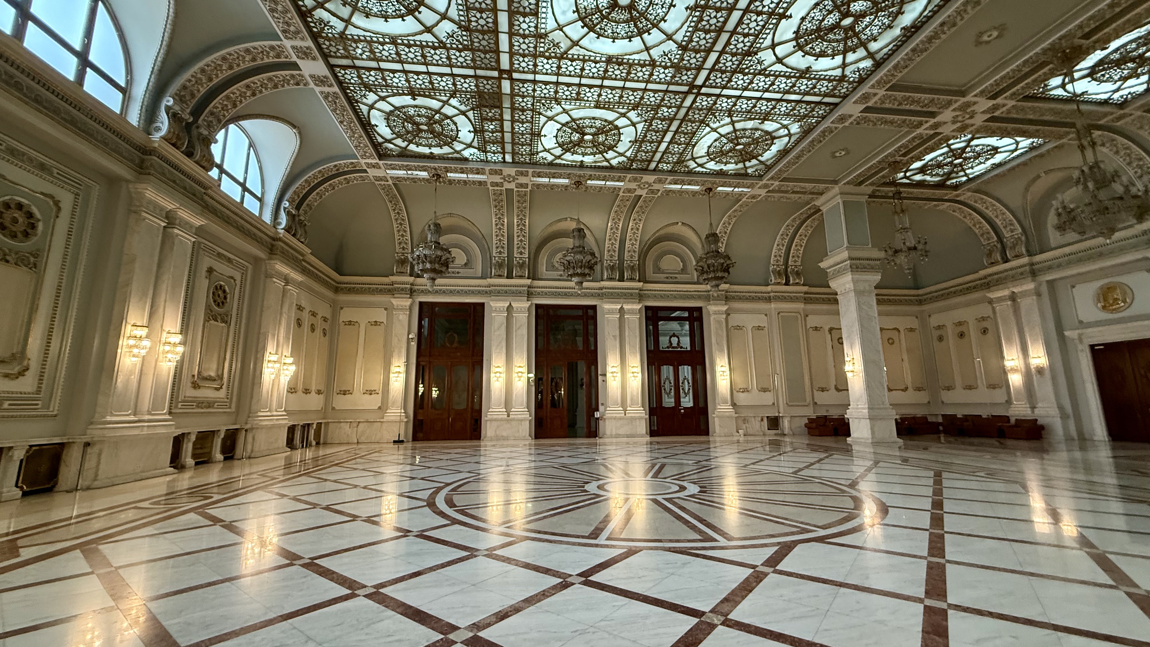 Secretele marmurei interzise de Ceaușescu și stema de 3,5 tone! Am vizitat Senatul României: buncărul pentru 300 de persoane și liniile de metrou fantomă