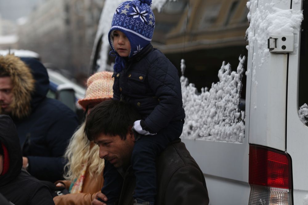 Ambasadorul Marii Britanii la București a servit mâncare oamenilor fără adăpost, în Gara de Nord / FOTO
