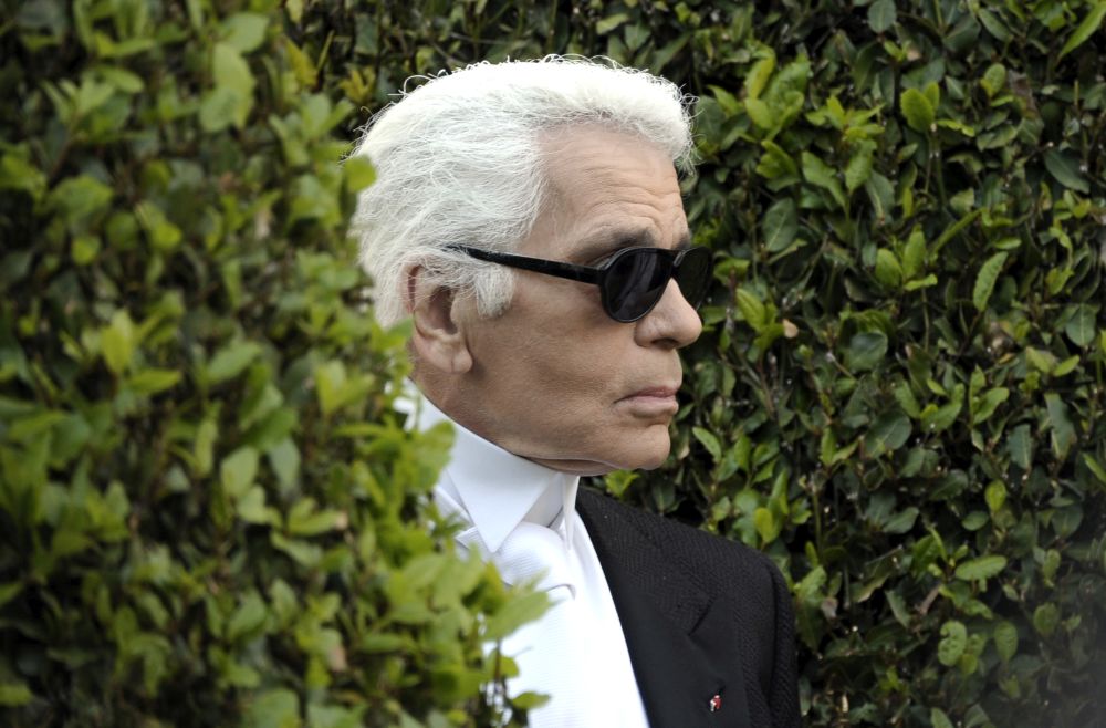 FOTO | Karl Lagerfeld a murit. Designerul casei Chanel s-a stins la 85 de ani