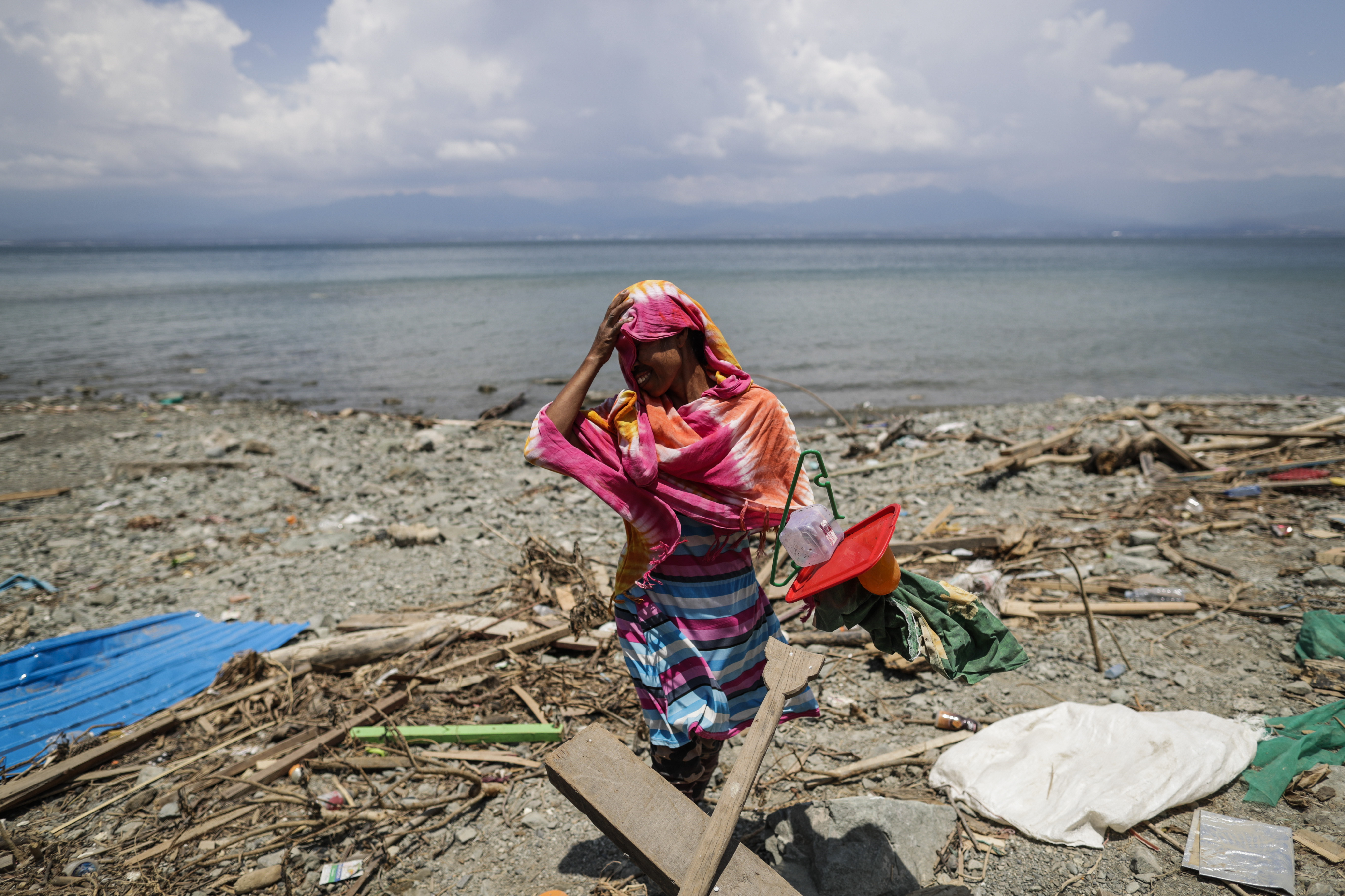UPDATE / Bilanțul tragediei din Indonezia capătă proporții catastrofale: cel puțin 1.424 de morți. Decedații, înhumați în gropi comune
