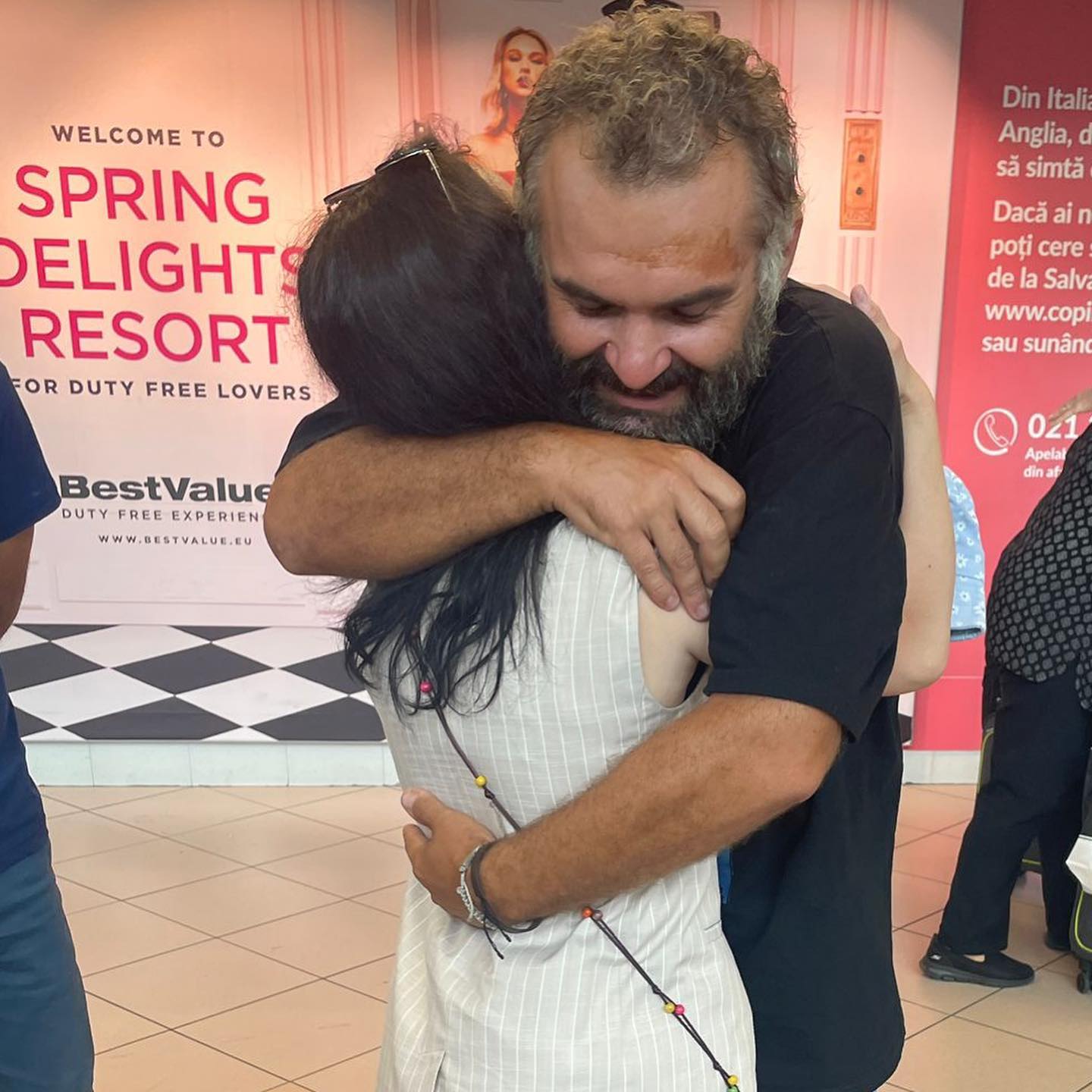 Dan Ursa s-a întors în România. Câștigătorul de la Survivor 2023 a căzut în genunchi când și-a revăzut fiica și soția