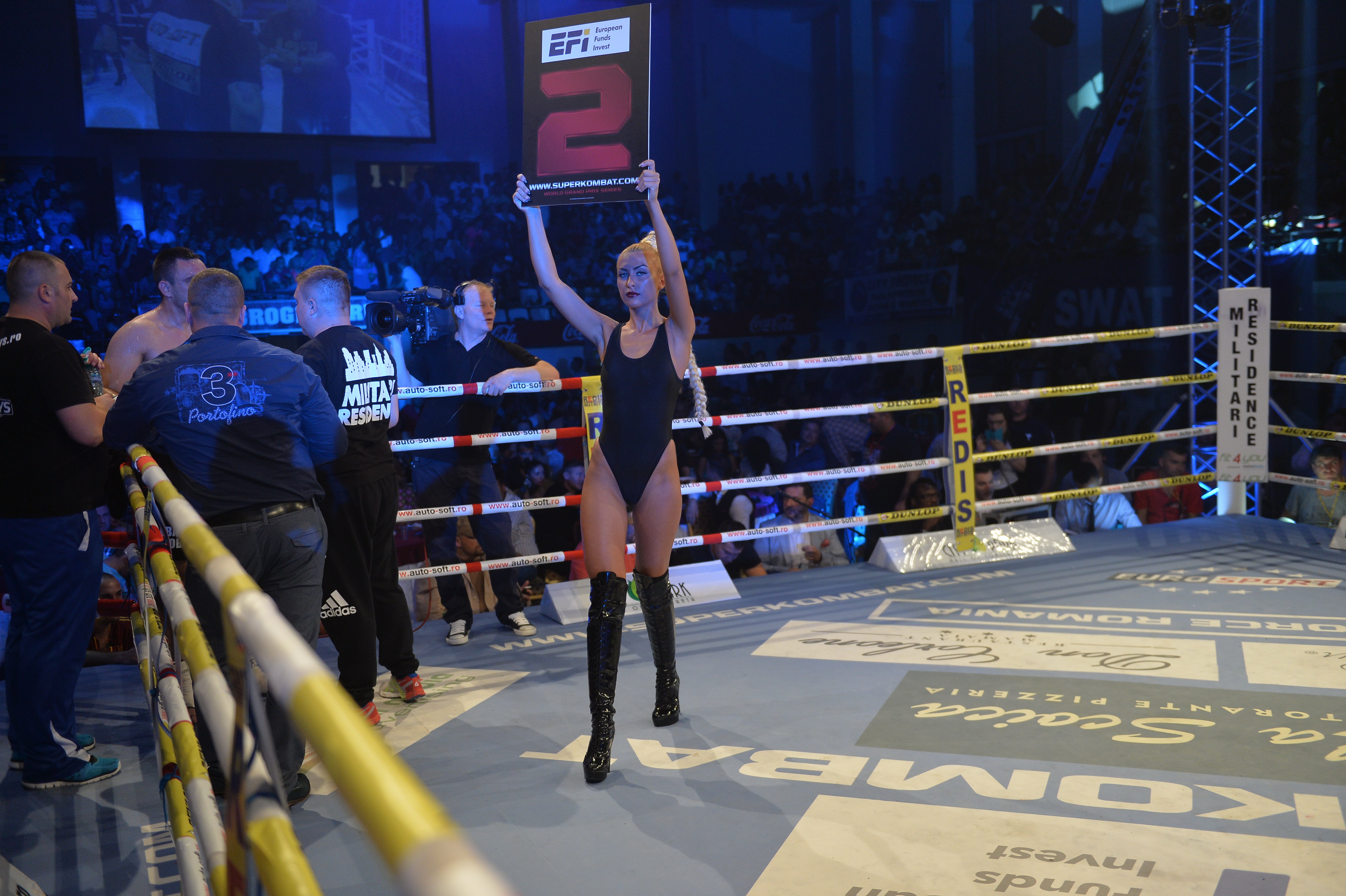 În ring când au intrat, spectatorii și mai tare s-au înfierbântat! Fetele sexy din preajma băieţilor duri de la Superkombat Constanța / GALERIE FOTO HOT   