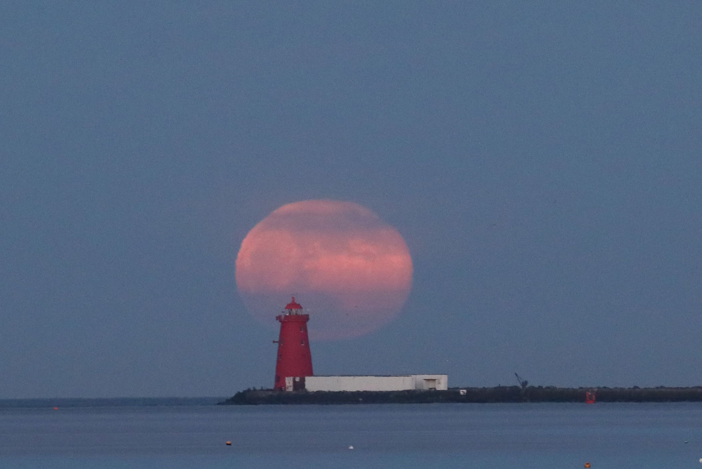 VIDEO | Imagini spectaculoase cu superluna, ultimul fenomen astronomic de acest fel din anul acesta