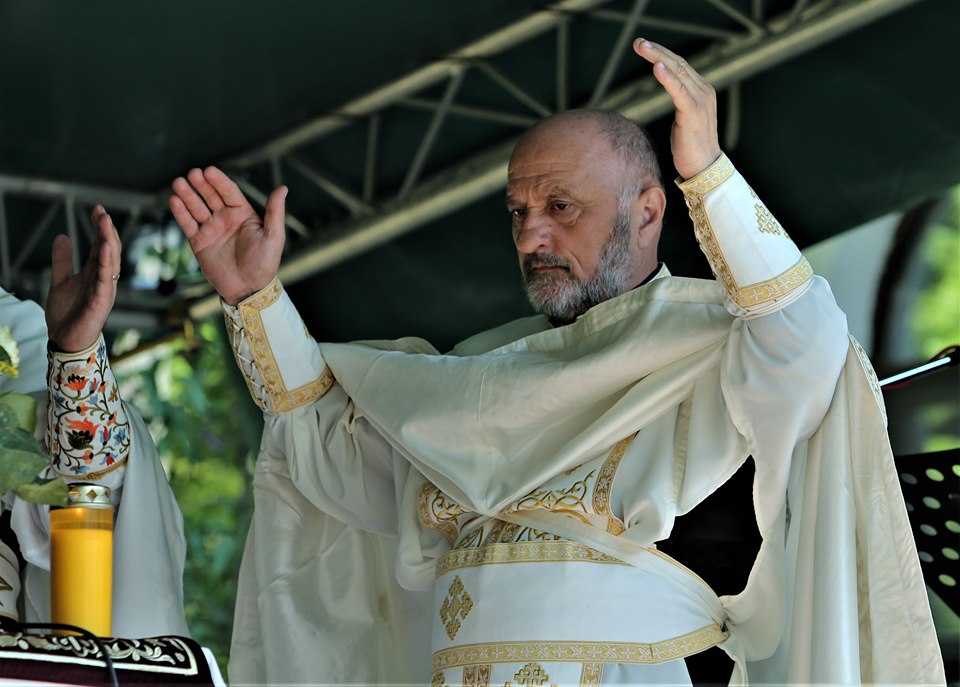 Sute de oameni participă la slujba de Izvorul Tămăduirii de la Biserica Mavrogheni. Ce nu ai voie să faci azi pentru a nu fi lovit de blestem | FOTO