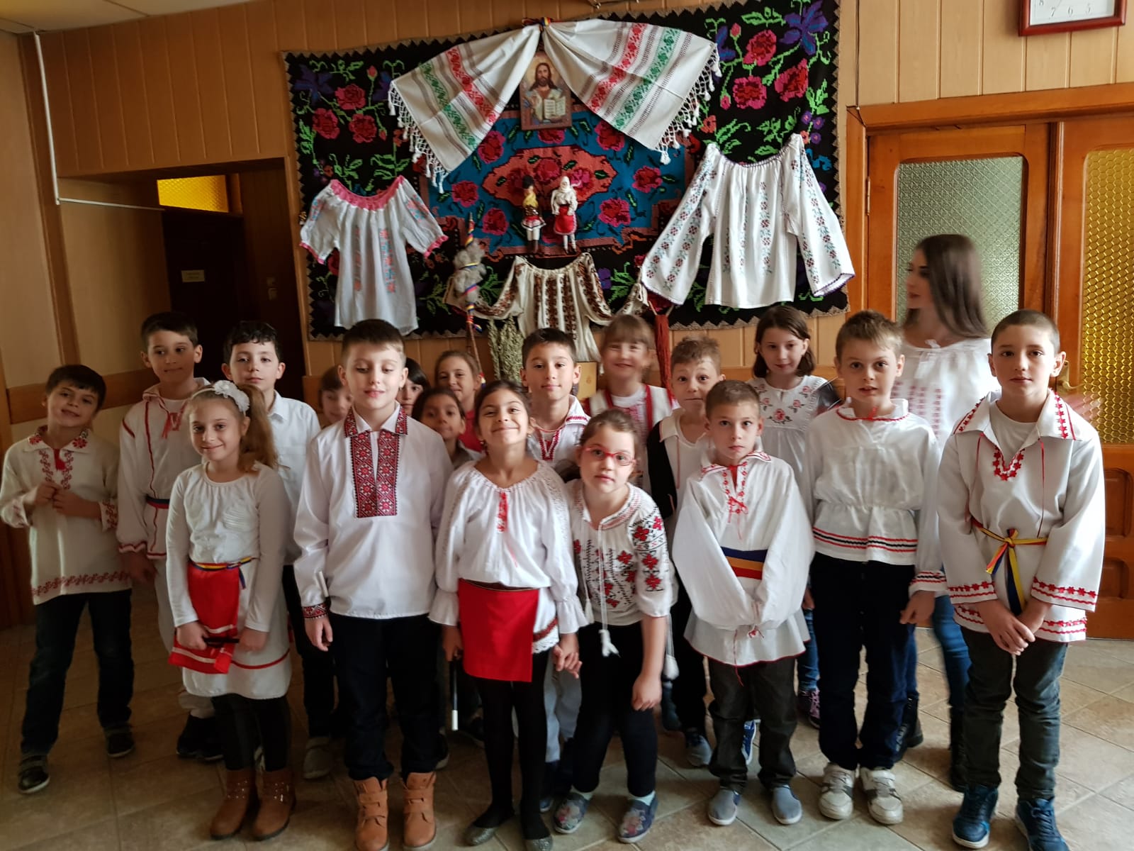 GALERIE FOTO/ Zeci de mii de elevi și cadre didactice din județul Vaslui au îmbrăcat costumele naționale. Mobilizarea a fost fără precedent în istoria județului