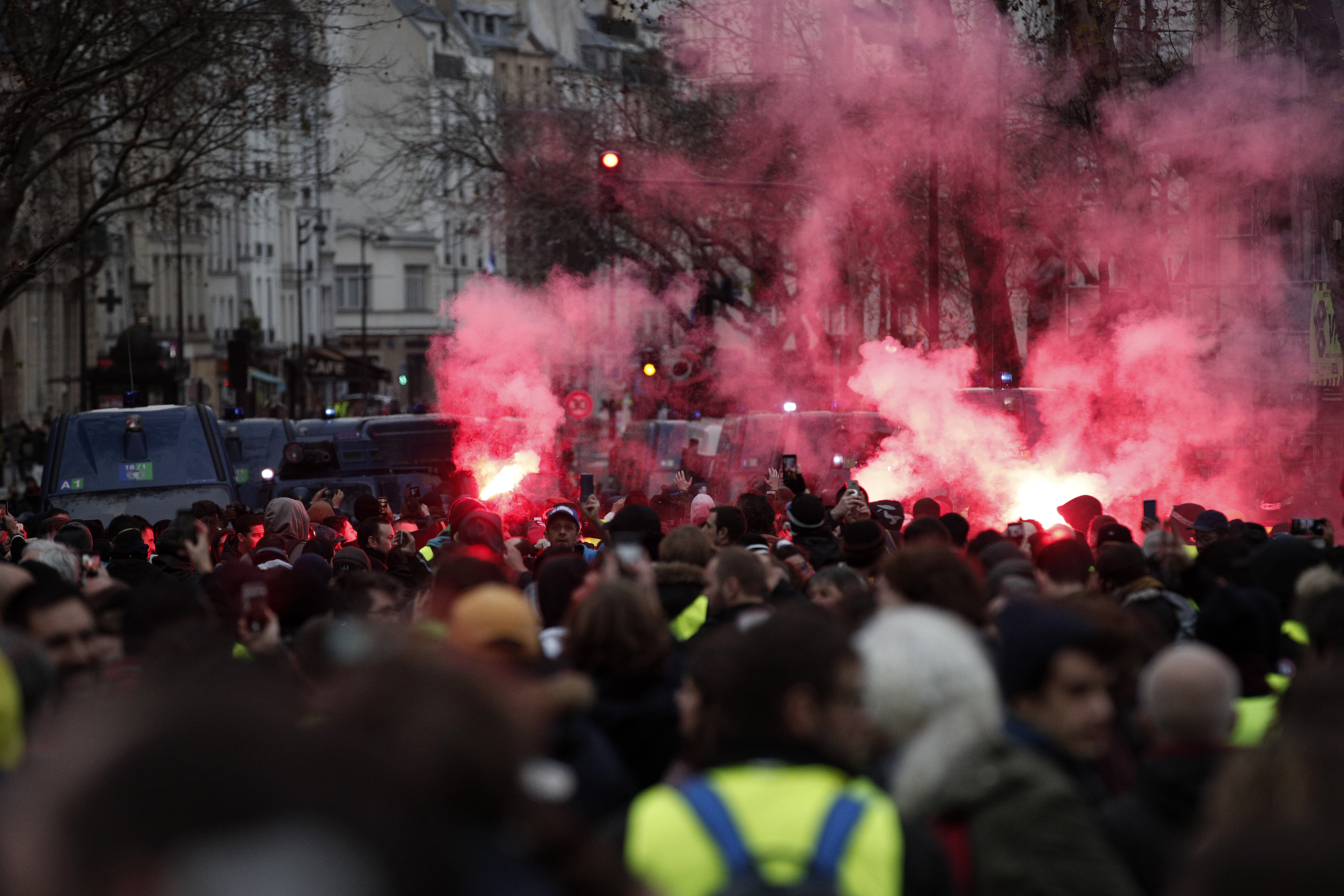 FOTO | Protestul "vestelor galbene" de la Paris în imagini. Cele mai impresionante fotografii surprinse în timpul violențelor din capitala Franței