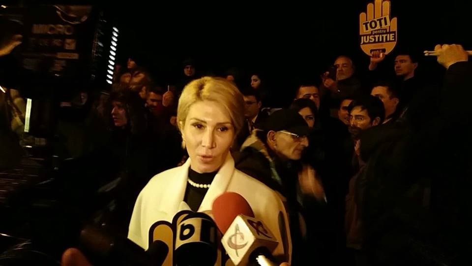 Noi proteste la Parlament față de modificarea legilor justiției. Opoziția, din nou în stradă | FOTO