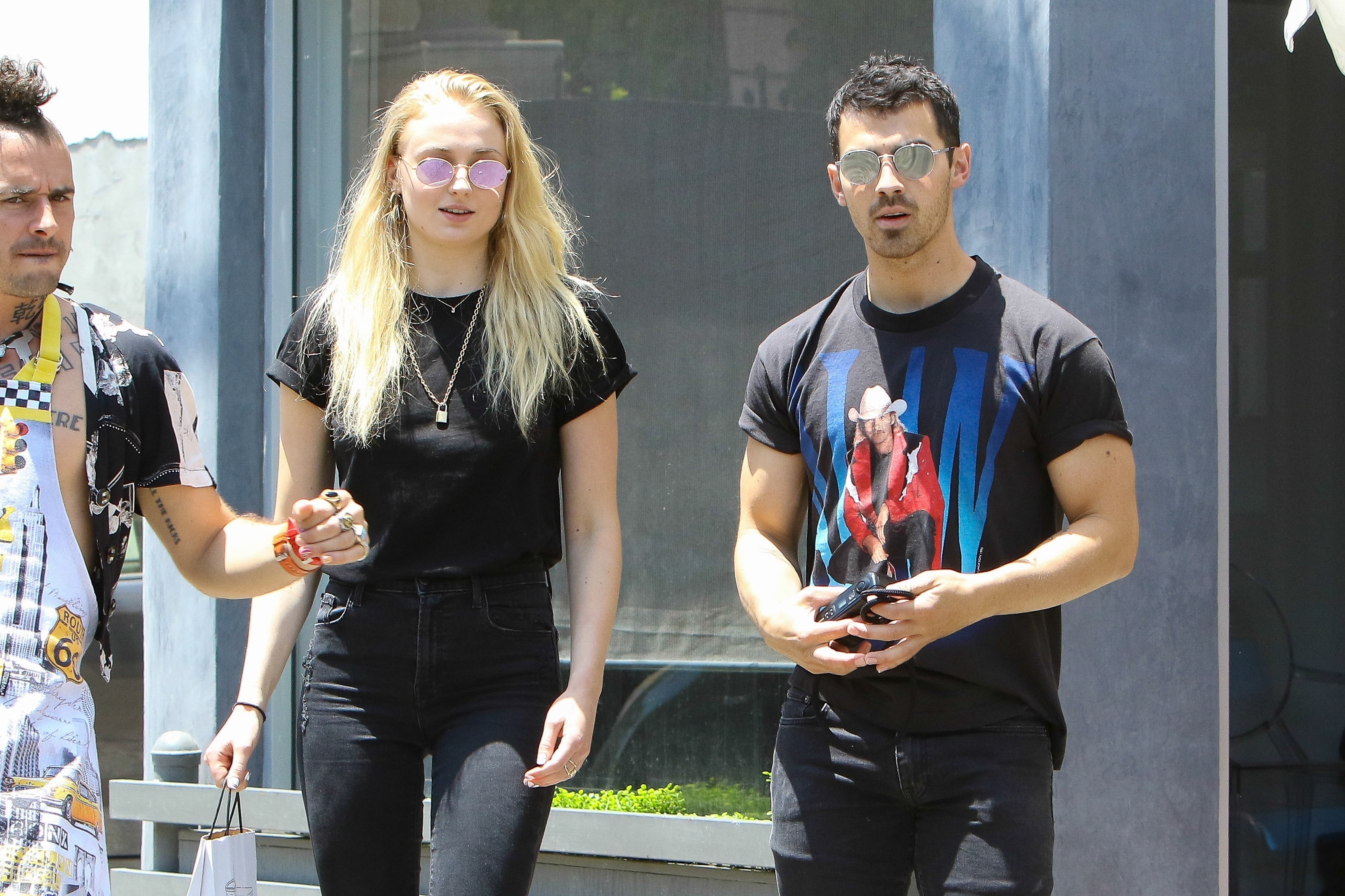 Sophie Turner îl dă în judecată pe Joe Jonas. Divorțul se complică, iar actrița vrea să își ia copiii în Anglia
