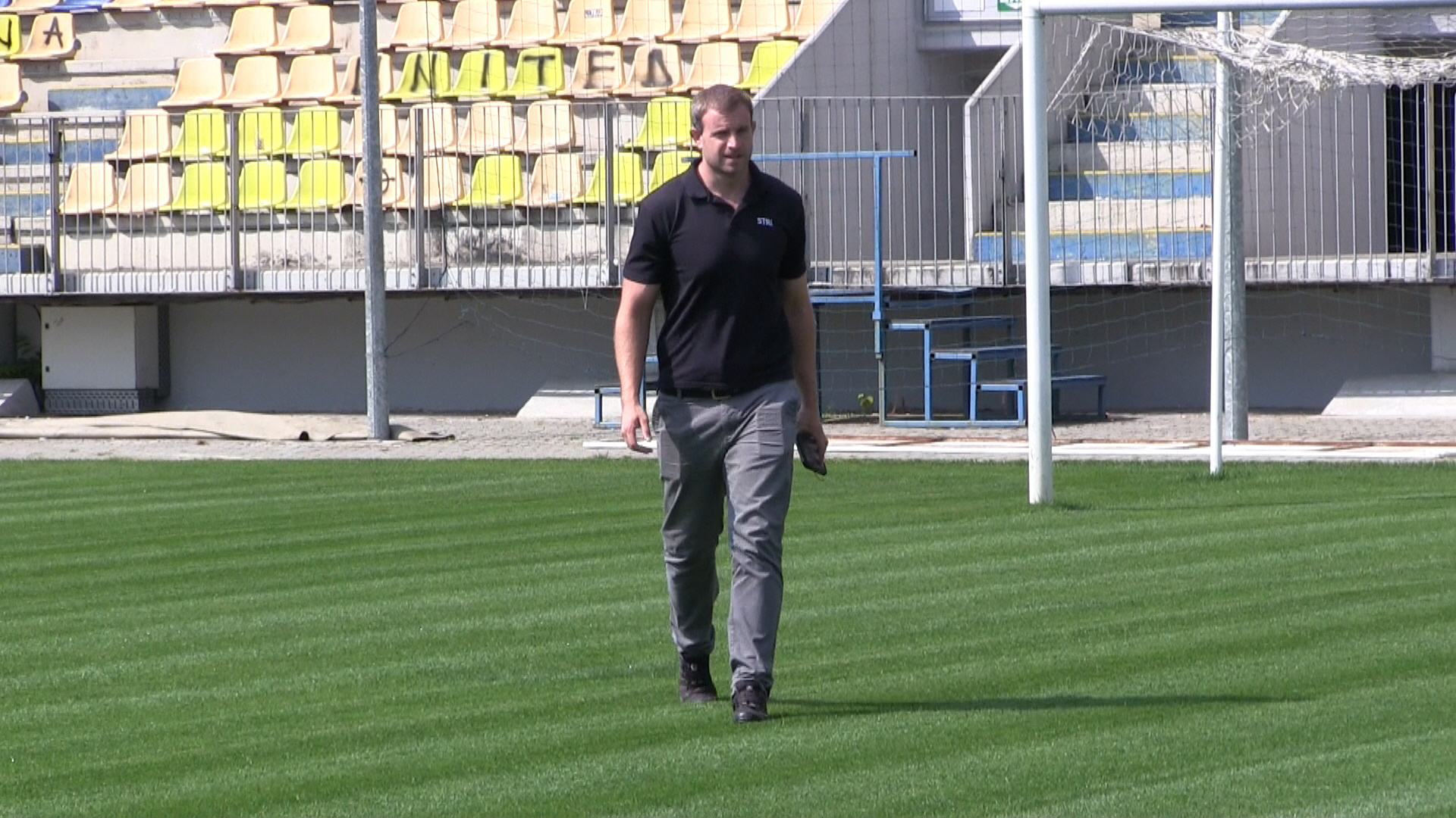 Cum arată gazonul stadionului Ilie Oană din Ploiești înaintea meciului România - Muntenegru. S-au montat rulouri de iarbă pe 700 mp | FOTO și VIDEO