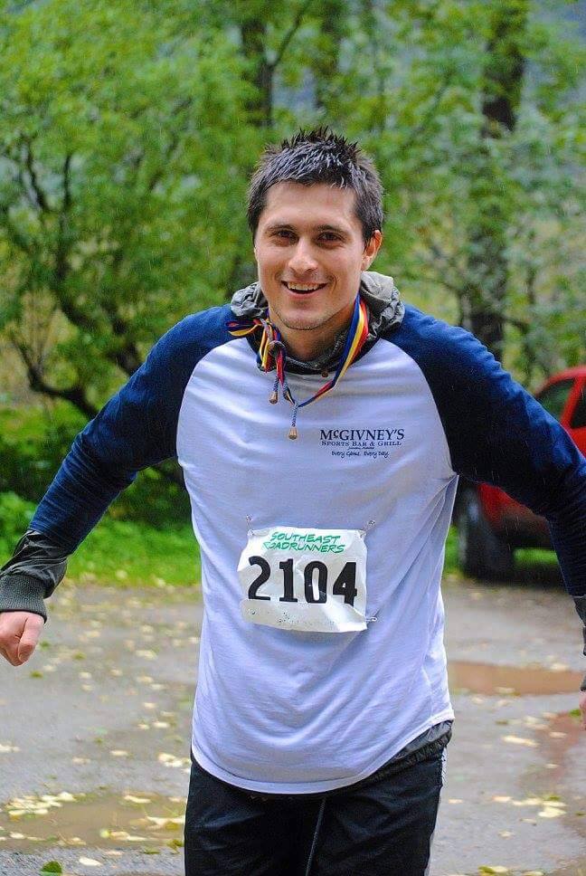 Un tânăr român, student la două facultăți, aleargă 1.000 km într-o lună, pentru 3 cauze nobile / FOTO