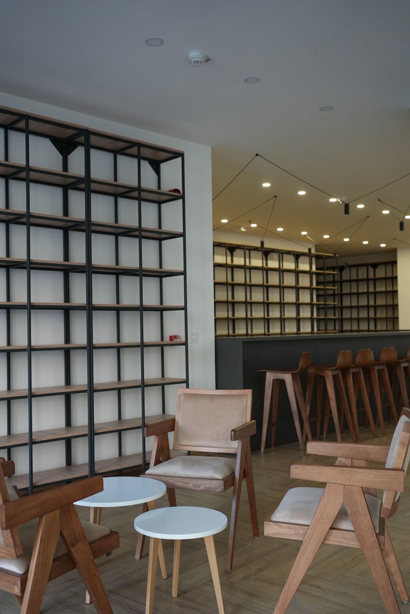 Cum arată biblioteca din Oradea, renovată și modernizată, de unde poți împrumuta cărți cu telefonul