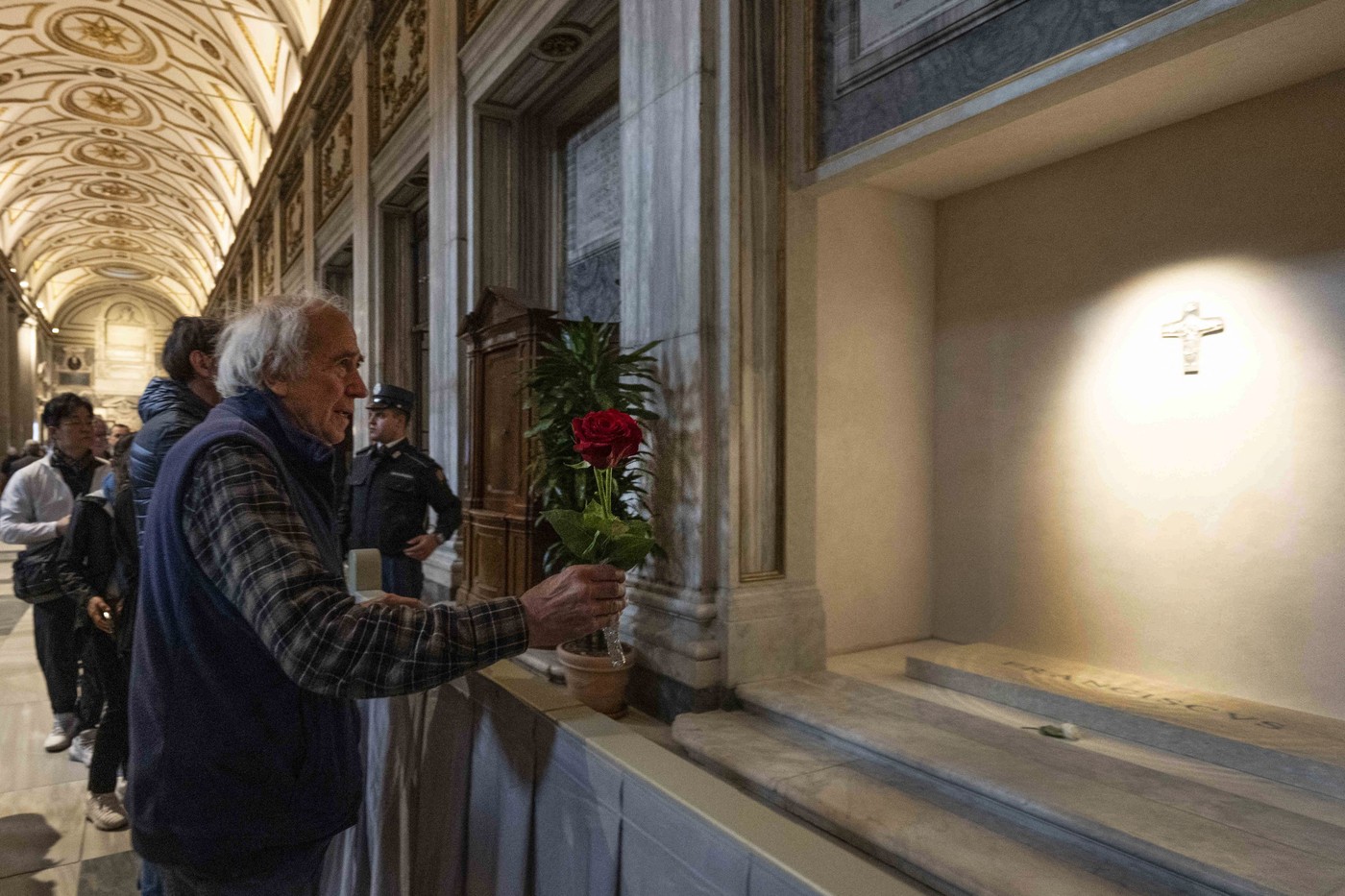 Imagini cu mormântul Papei Francisc, la o zi după înmormântare. Care e semnificația trandafirului alb pus pe capac