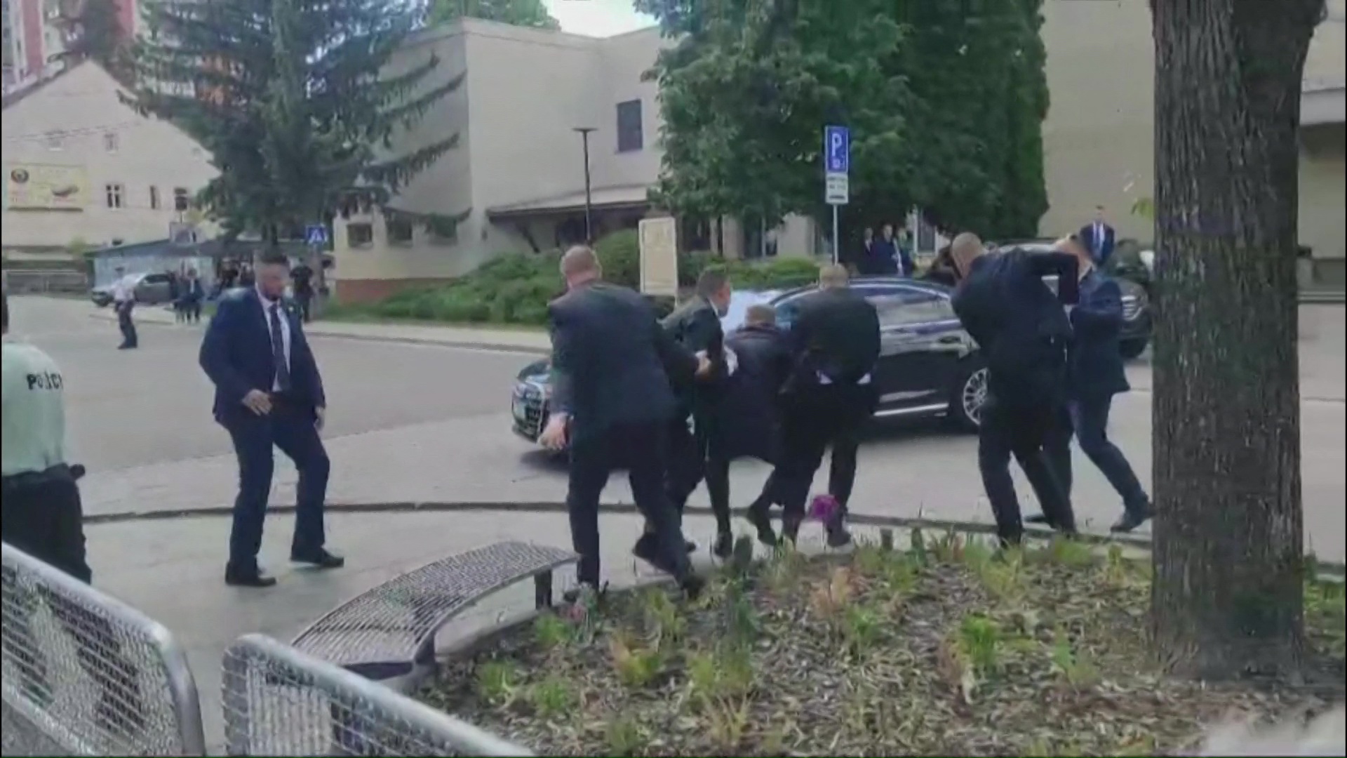 Premierul slovac Robert Fico a fost împușcat. Liderul de la Bratislava, operat de urgență. Vicepremierul slovac: „Va supraviețui”. VIDEO