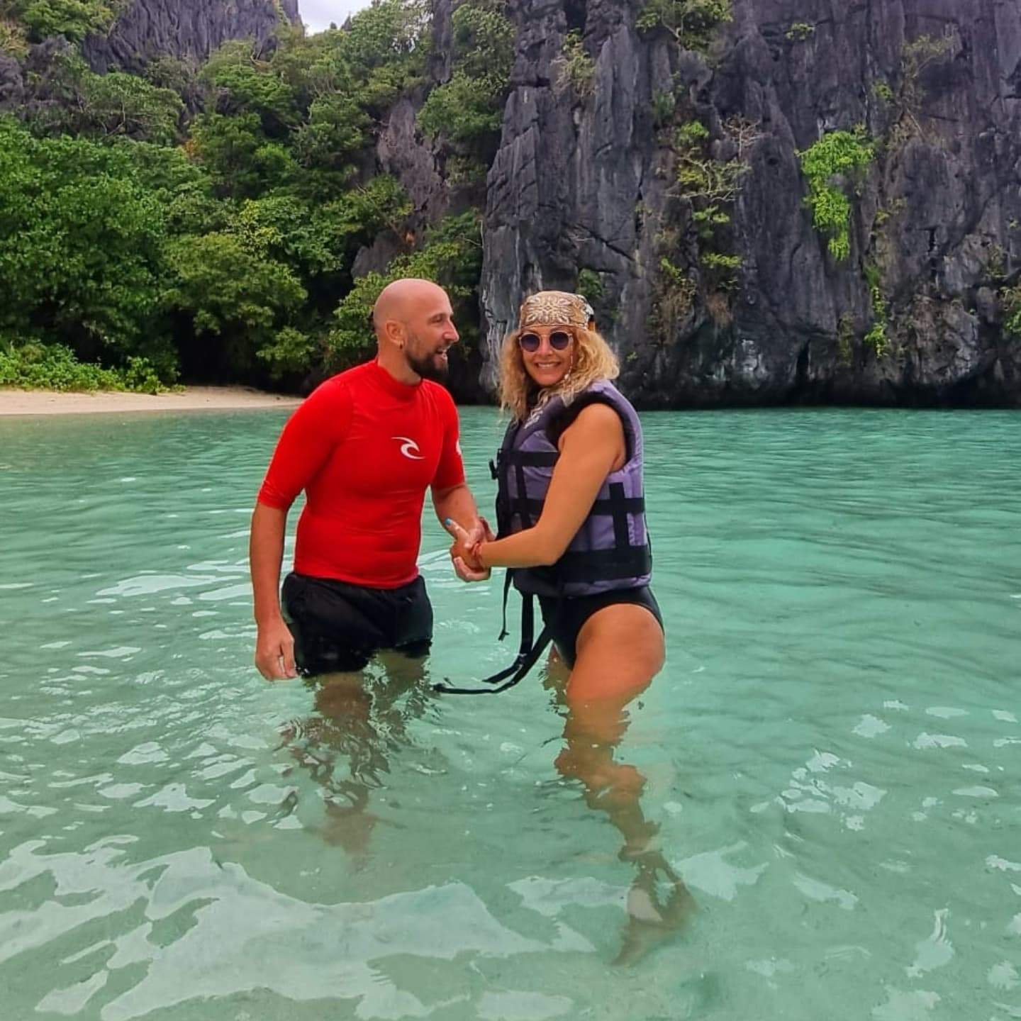 Anca Țurcașiu și iubitul ei, surprinși în ipostaze tandre pe plaja din Filipine. „Există viață perfectă, există dragoste”