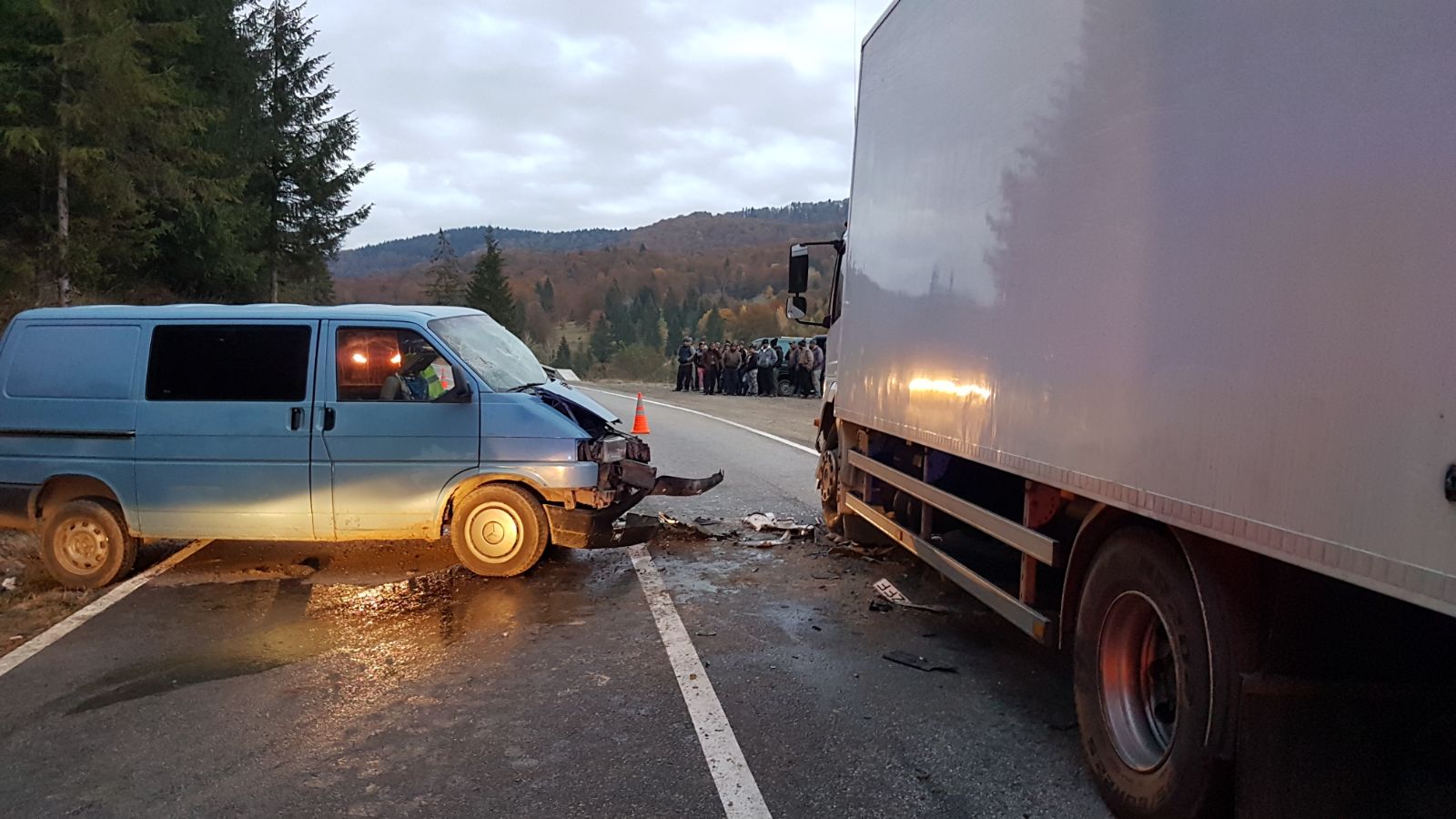 Șase oameni, printre ei și un copil, răniți într-un accident în Neamț. Planul roșu de intervenție a fost activat | FOTO ȘI VIDEO