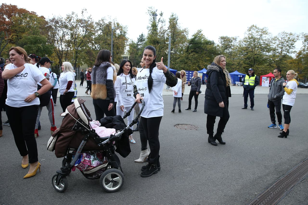 Maraton pe tocuri, în București! La "Maratoc", un eveniment caritabil organizat de actrița Monica Davidescu, au putut participa și bărbați
