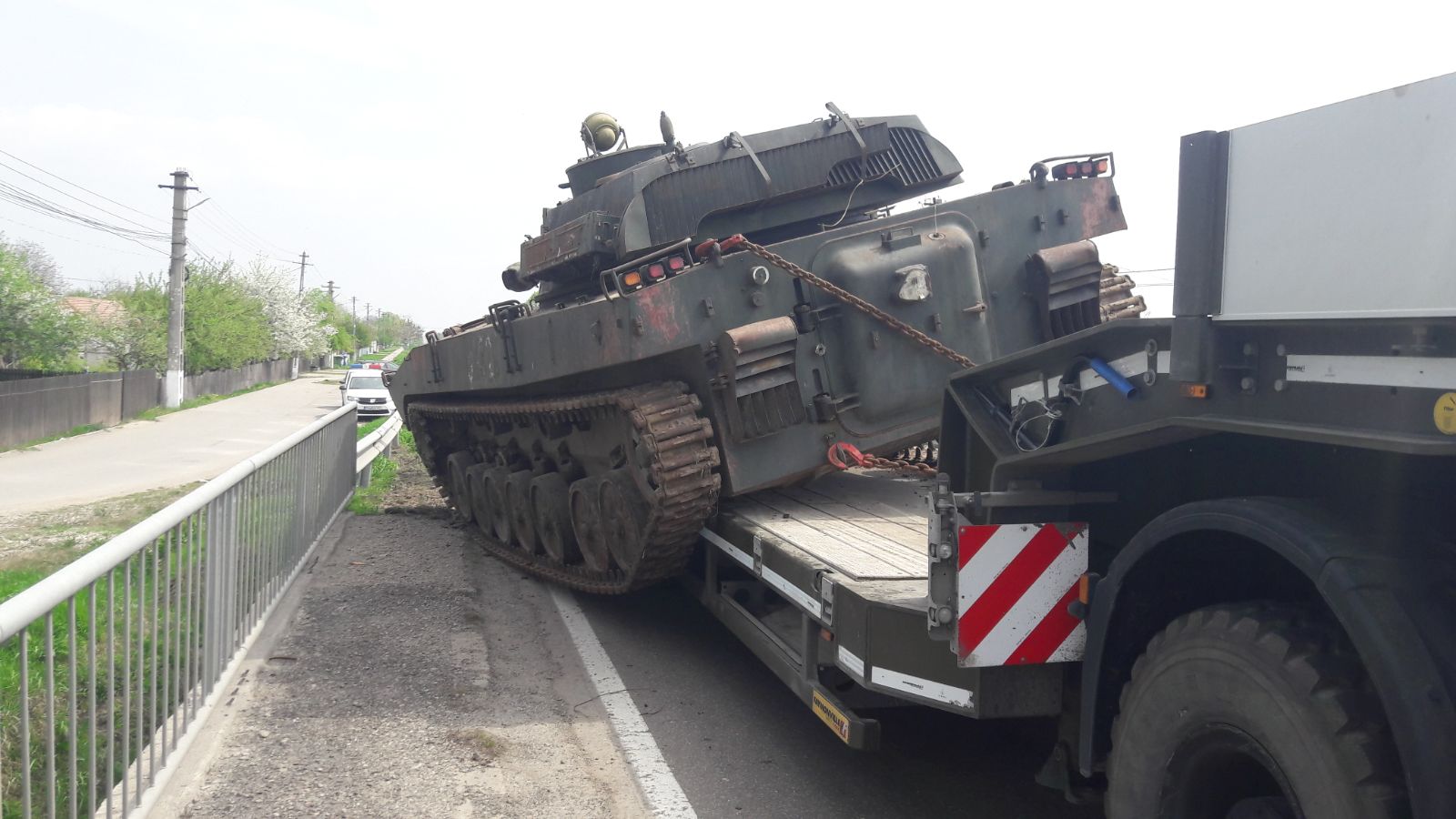 Un tanc s-a răsturnat pe şosea în Prahova! Circulaţia a fost blocată pe un sens