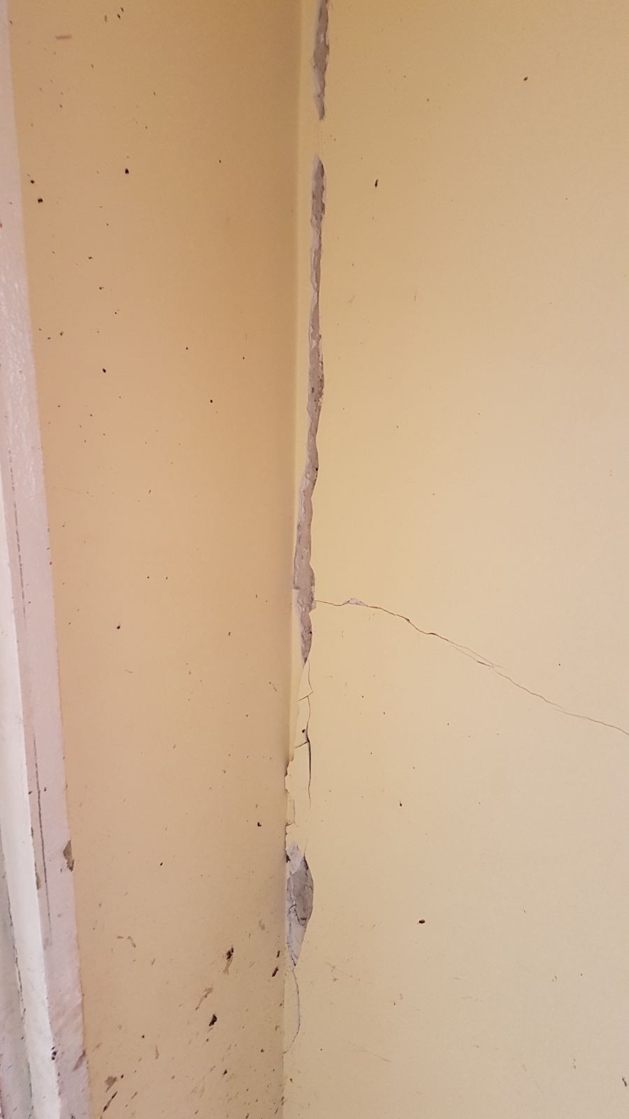 FOTO/ Explozie într-un bloc din Piatra Neamț. 20 de locatari au fost evacuați. O persoană a ajuns la spital