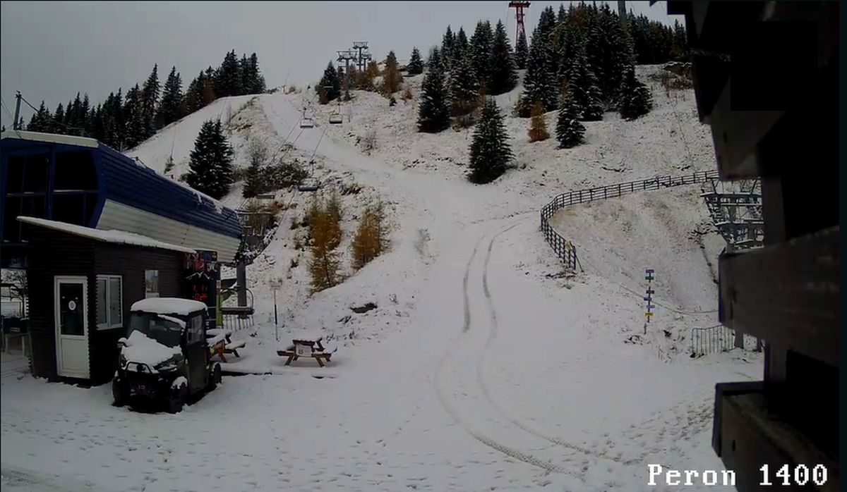 Iarna a venit la munte, Transalpina s-a închis, drumarii intervin cu material antiderapant | Video