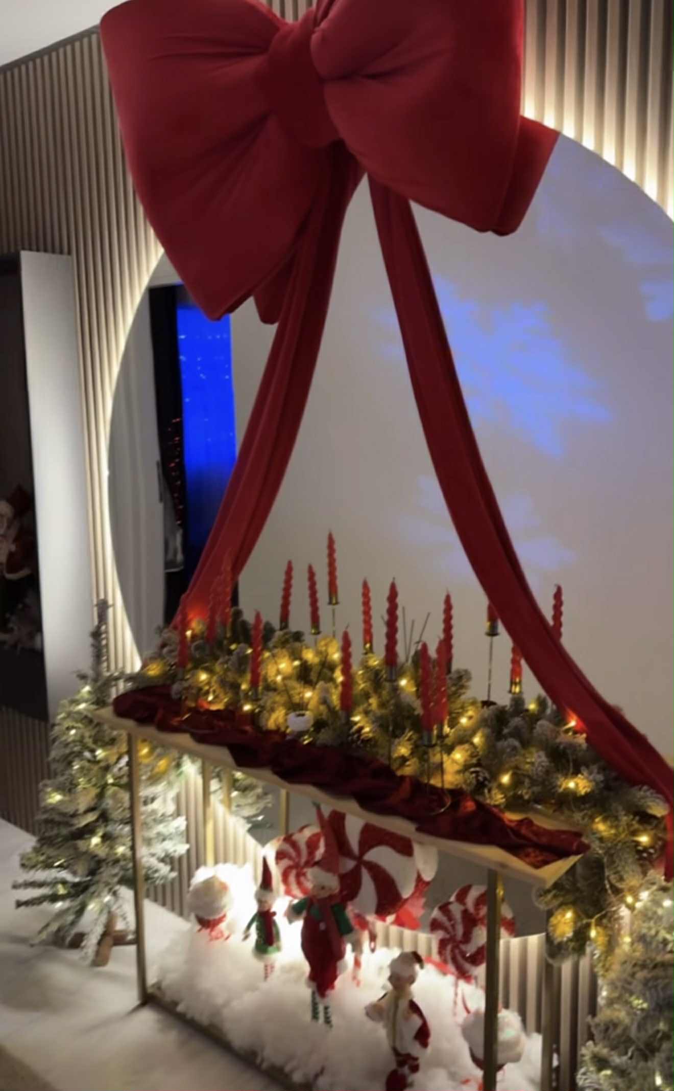 Cum arată casa Andreei Tonciu, amenajată de Crăciun. În aceeași cameră a împodobit mai mulți brazi, iar culoarea predominantă e burgundy