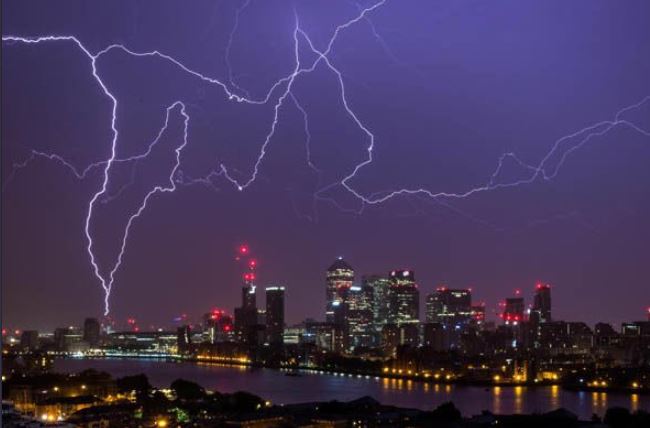 Marea Britanie, lovită de o super furtună. Fulgere spectaculoase au brăzdat cerul, iar zborurile au fost date peste cap