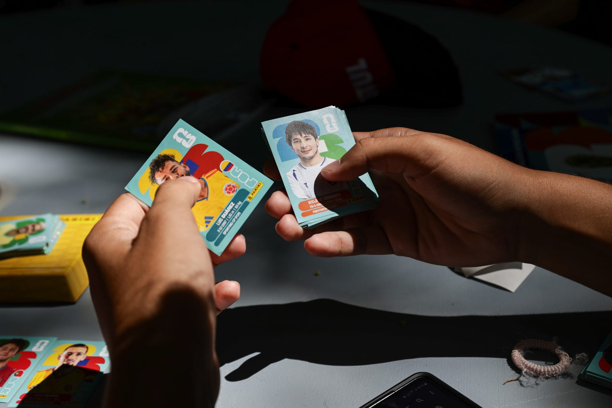 Leo Messi și Lamine Yamal au ajuns motiv de negociere în curtea Muzeului Literaturii Române din București, la întâlnirea colecționarilor de stickere Panini
