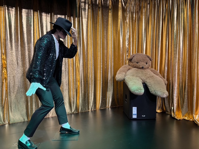 Egy budapesti ajándék, ami 30 évig rejtve maradt – Új relikviával bővül a Michael Jackson-kiállítás