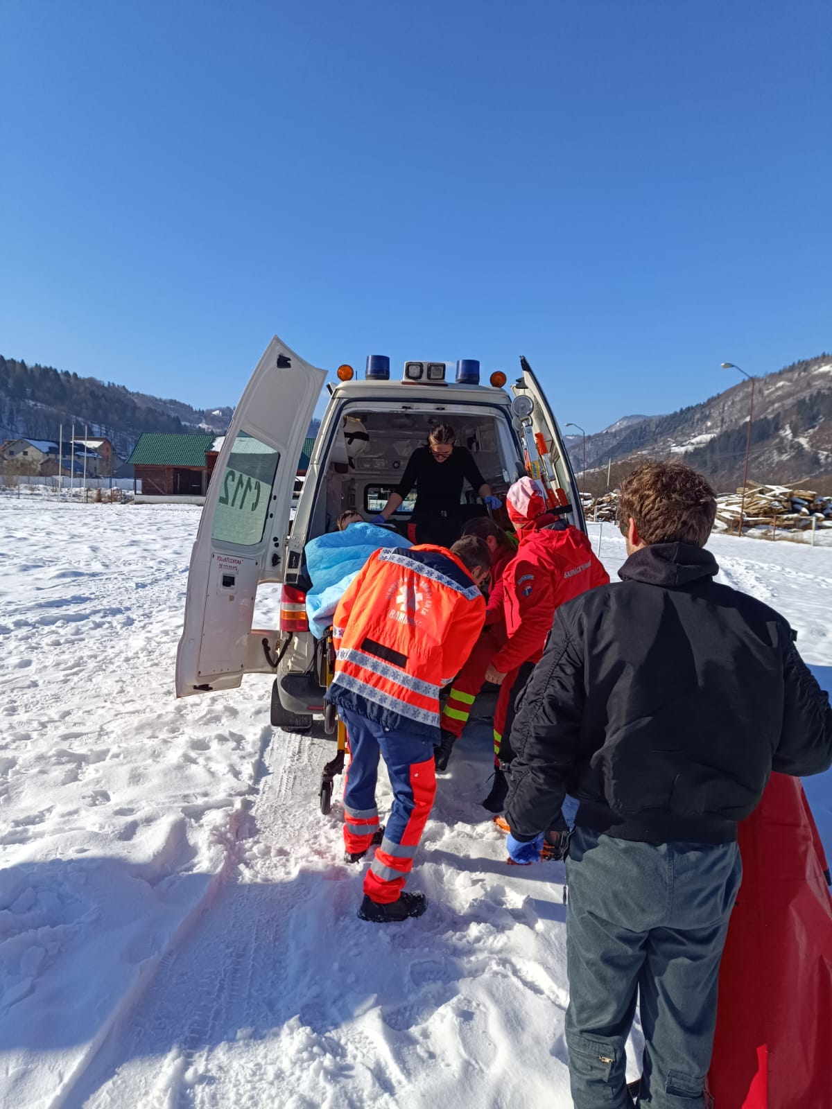 Ucraineni cu hipotermie și degerături, găsiți în apropiere de frontiera maramureșeană cu Ucraina, după un drum de patru zile prin munți