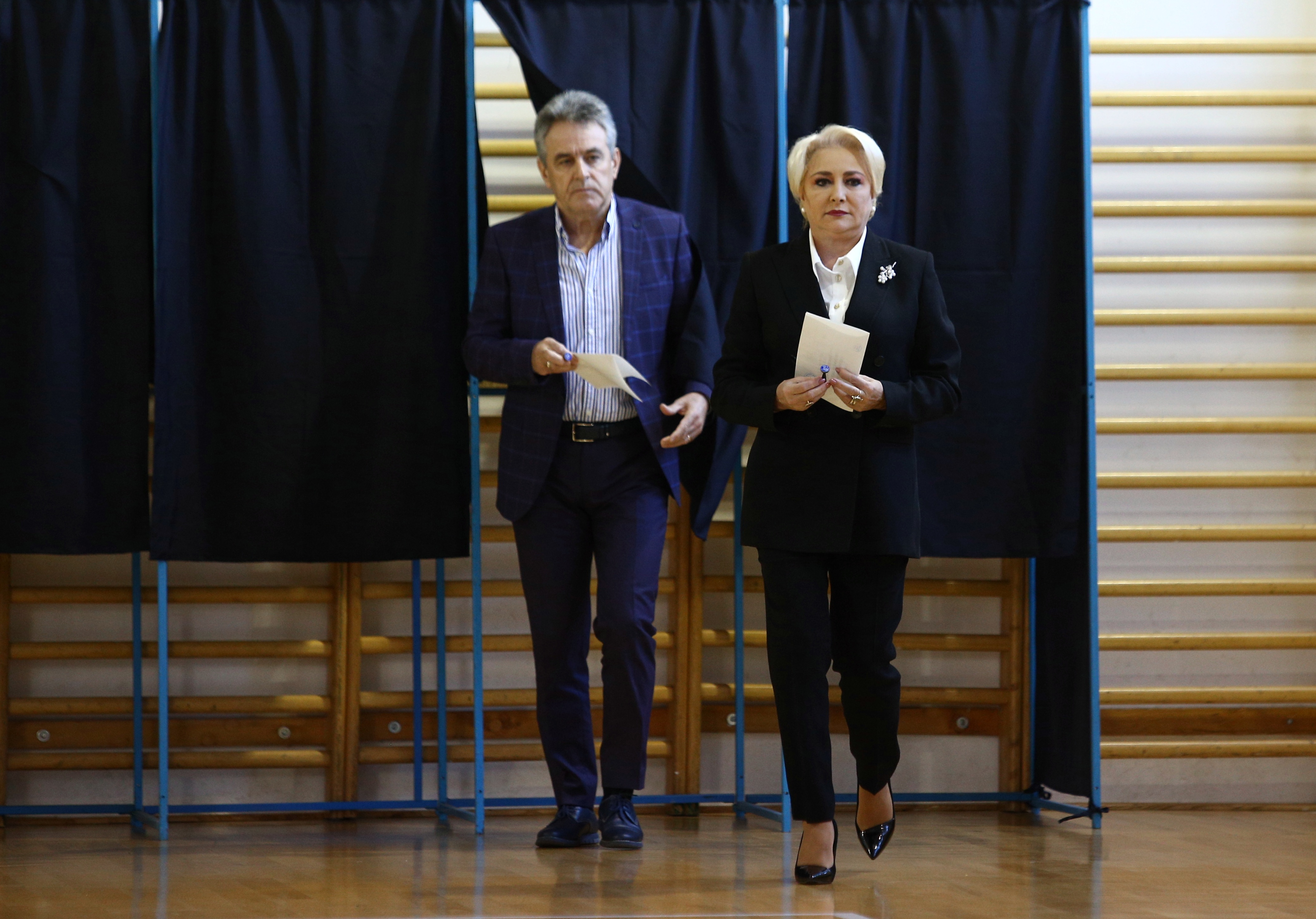 Referendum pentru definirea familiei | Viorica Dăncilă a votat la liceul Jean Monnet din Capitală - VIDEO