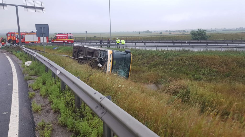 Un autobuz plin cu muncitori s-a răsturnat la Sibiu. 26 de oameni au fost răniți