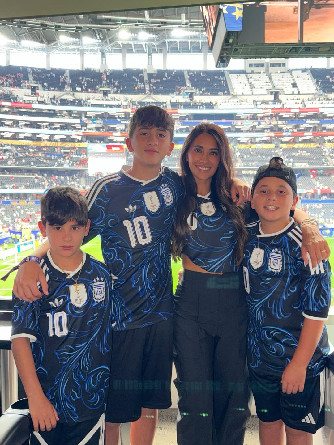 Imagini rare cu familia lui Messi. Soția și copiii îl susțin la fiecare meci: „Ce privilegiu este să te văd făcând istorie