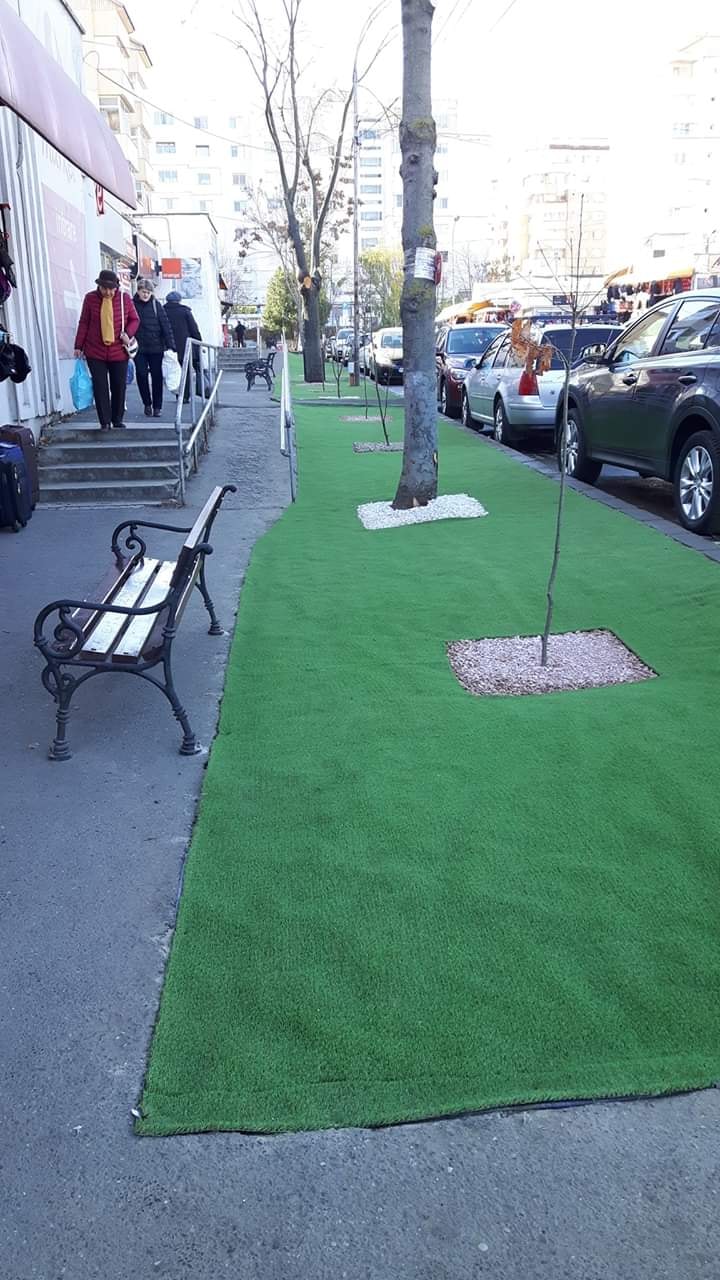 Primăria din Bacău a decorat străzile cu gazon... de plastic. Găselnița a revoltat locuitorii orașului