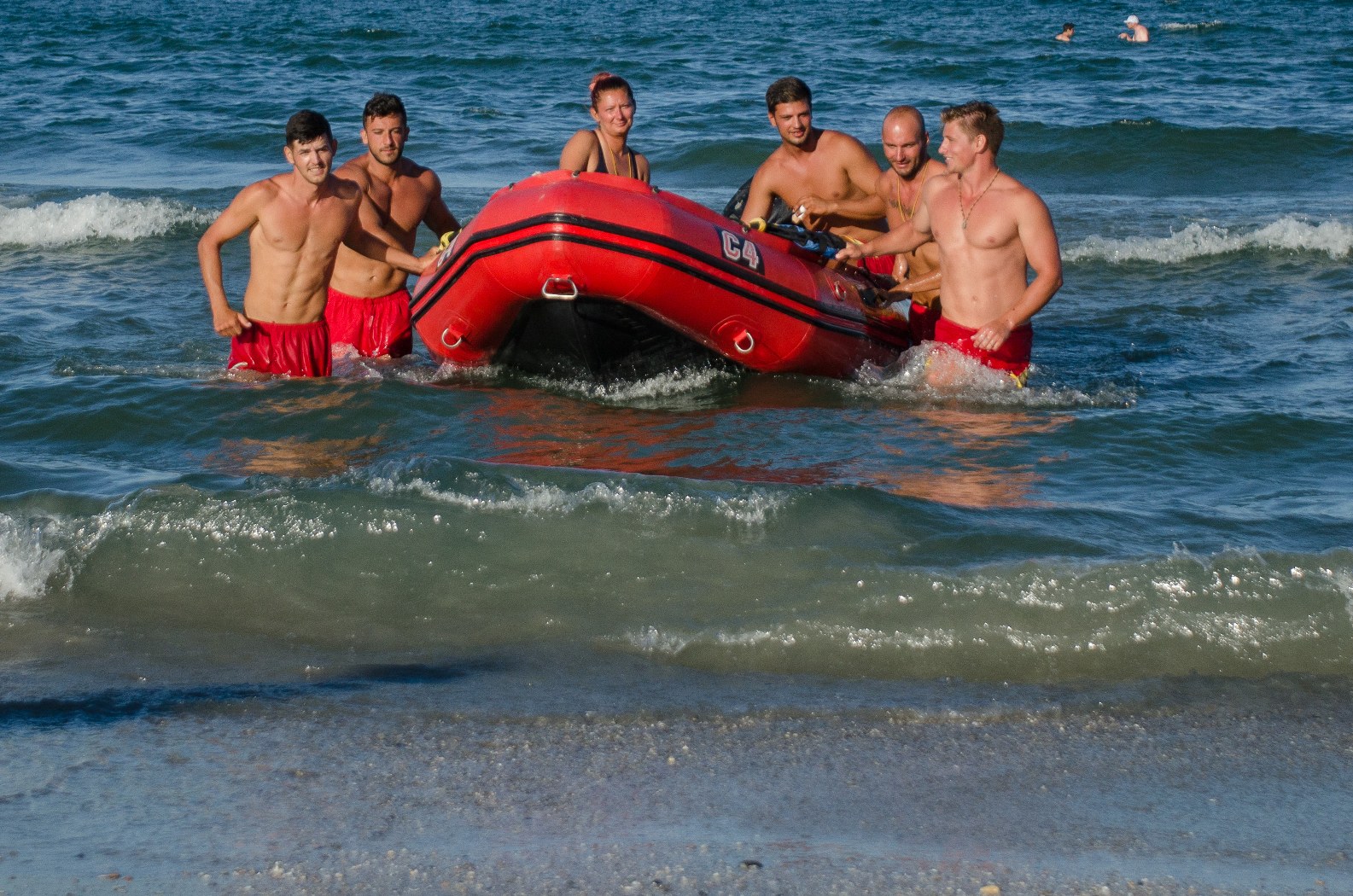 Criză de «salvatoare» pe litoral! Ea e singura fată - salvamar din Mamaia