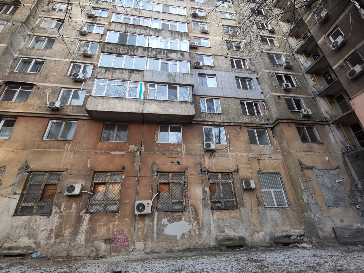 REPORTAJ. Viața în blocurile cu bulină roșie din București: unele au și 80% grad de ocupare