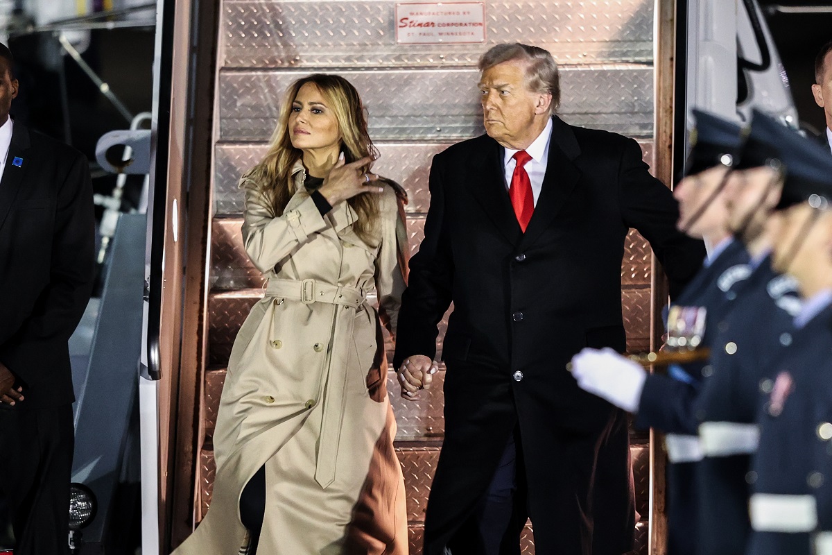 Cât costă trenciul Burberry purtat de Melania Trump la sosirea în Marea Britanie. A făcut o alegere vestimentară stilată și scumpă