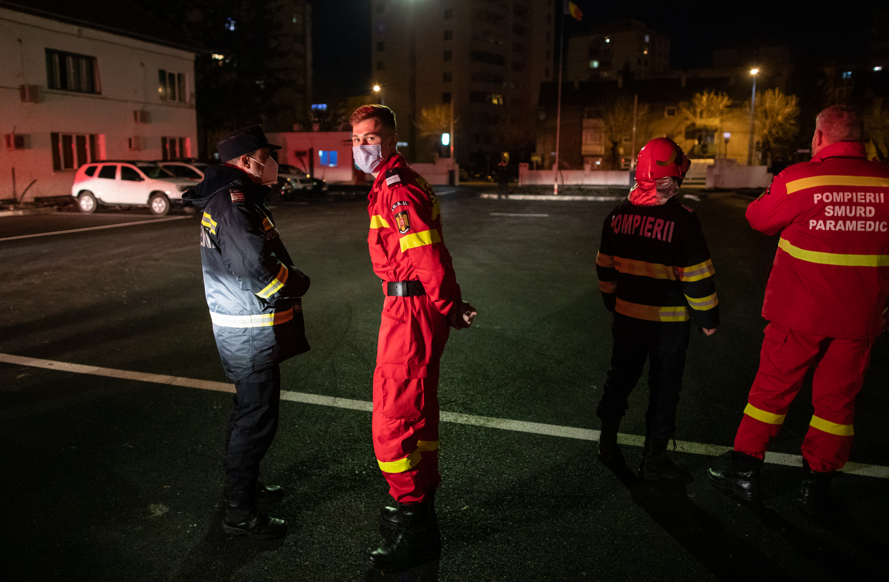 Noaptea dintre ani cu pompierii brașoveni: Cola, în loc de șampanie, și tânărul de 19 ani care n-a vrut să fie jandarm pentru a nu fi „împotriva cetățenilor”
