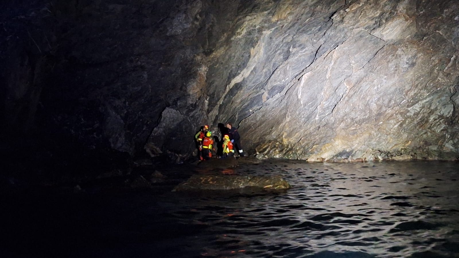 Un român în vacanță pe Coasta de Azur a căzut în mare, de pe stânca Pointe de Mourret înaltă de 37 de metri, și a murit pe loc